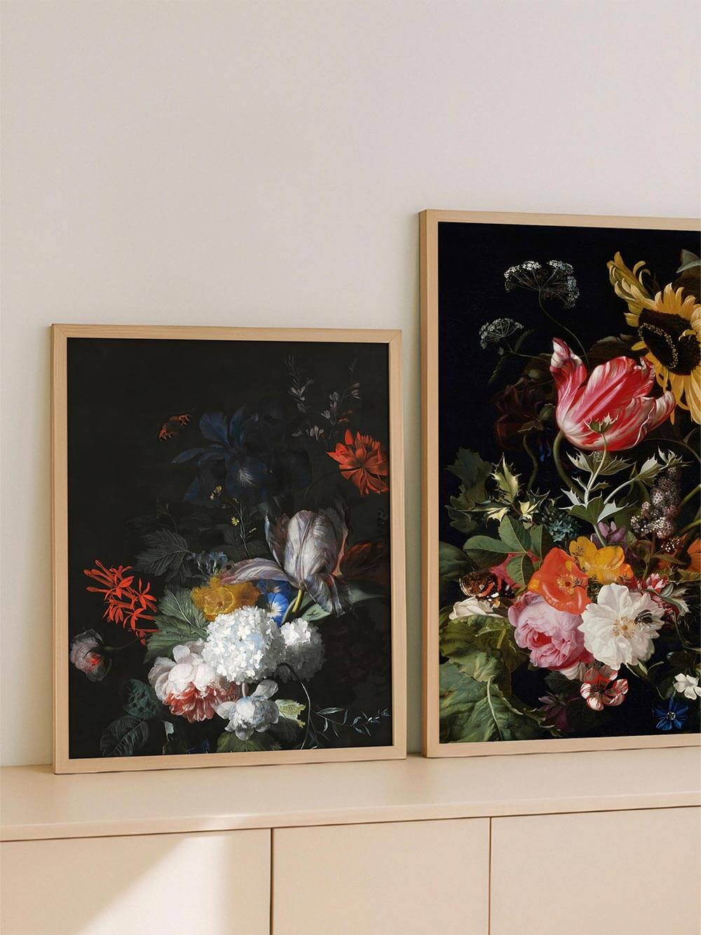 Gerahmter Kunstdruck im modernen Interieur, neben einem zweiten floralen Wandbild platziert. Die barocke Blumenkomposition harmoniert mit schlichter Einrichtung.
