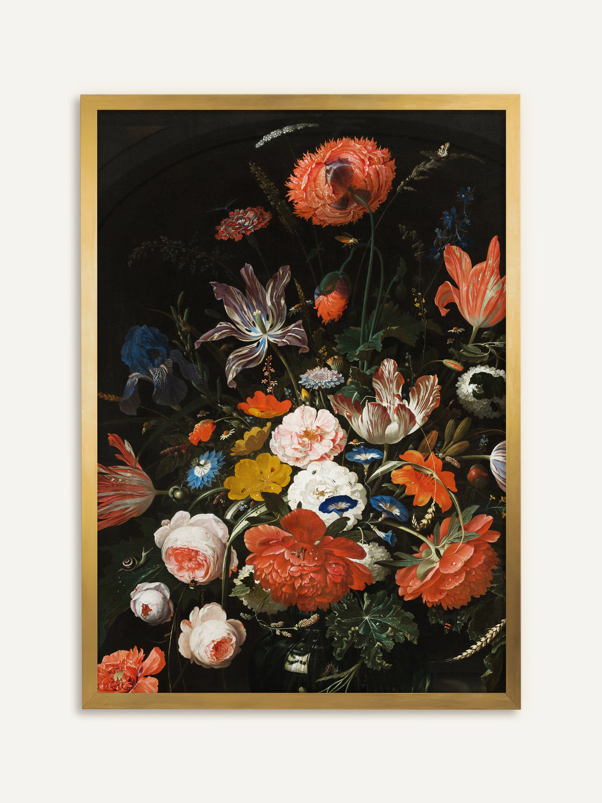 Wandbild, das einen dichten Strauß aus rotem Mohn, gestreiften Tulpen, Rosen, blauer Iris und Winden vor dunklem Hintergrund zeigt, dazwischen eine Schnecke und kleine Insekten. Im goldenen Rahmen wirkt das Blumenstillleben wie ein antikes Gemälde aus einer alten Sammlung. #Rahmen_Gold