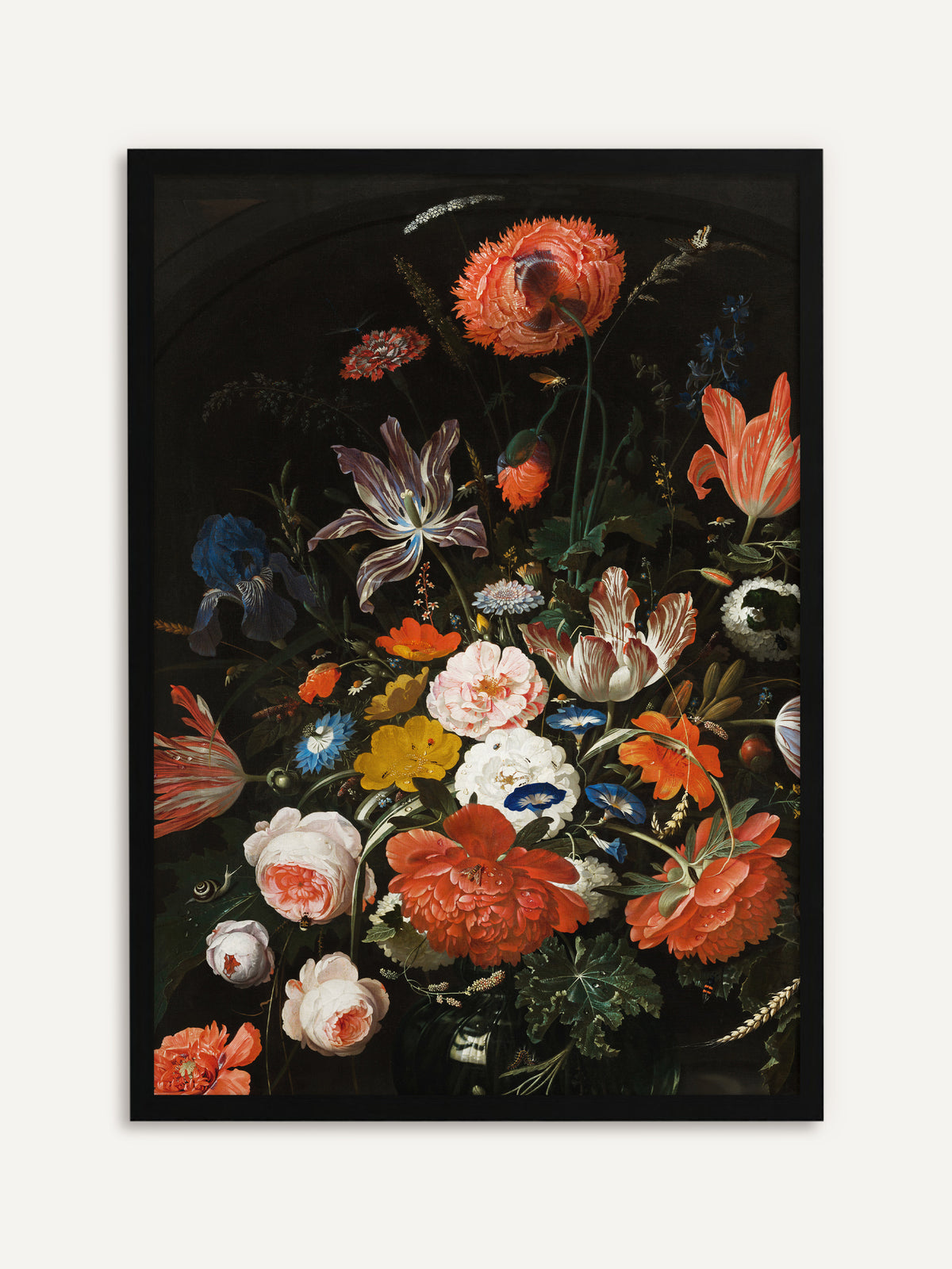 Gerahmtes Poster, das einen dichten Strauß aus rotem Mohn, gestreiften Tulpen, Rosen, blauer Iris und Winden vor dunklem Hintergrund zeigt, dazwischen eine Schnecke und kleine Insekten. Mit schwarzem Rahmen wird das moody Vintage-Motiv klar und kontrastreich. #Rahmen_Schwarz
