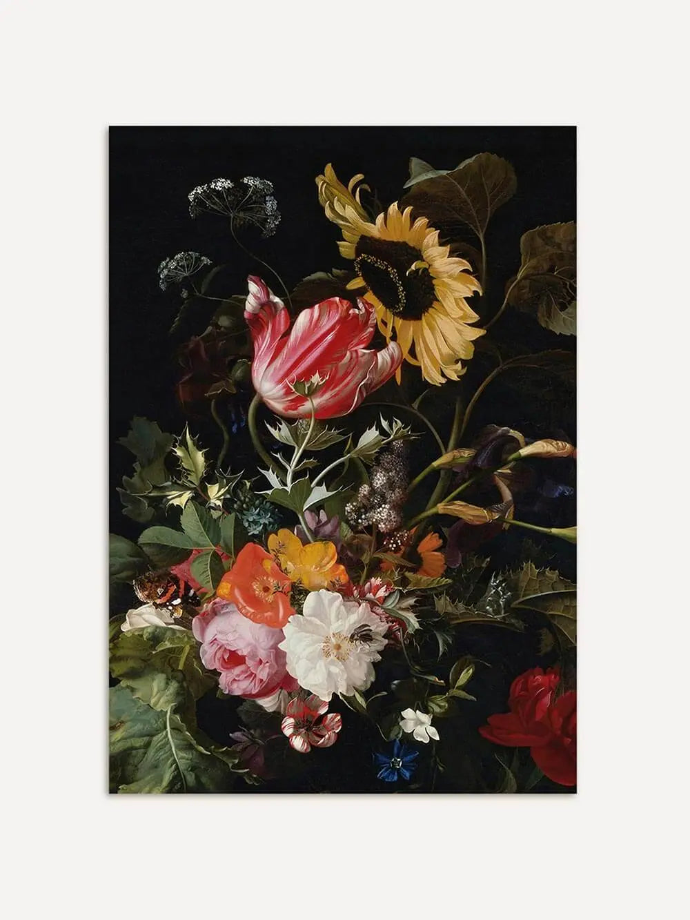 Floraler Kunstdruck im barocken Stil mit Sonnenblume, roter Tulpe und weißen Rosen auf dunklem Hintergrund. Das detailreiche Blumen Stillleben wirkt klassisch und zeitlos.