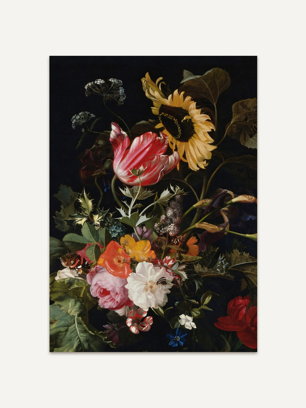 Floraler Kunstdruck im barocken Stil mit Sonnenblume, roter Tulpe und weißen Rosen auf dunklem Hintergrund. Das detailreiche Blumen Stillleben wirkt klassisch und zeitlos. #Rahmen_Ohne Rahmen