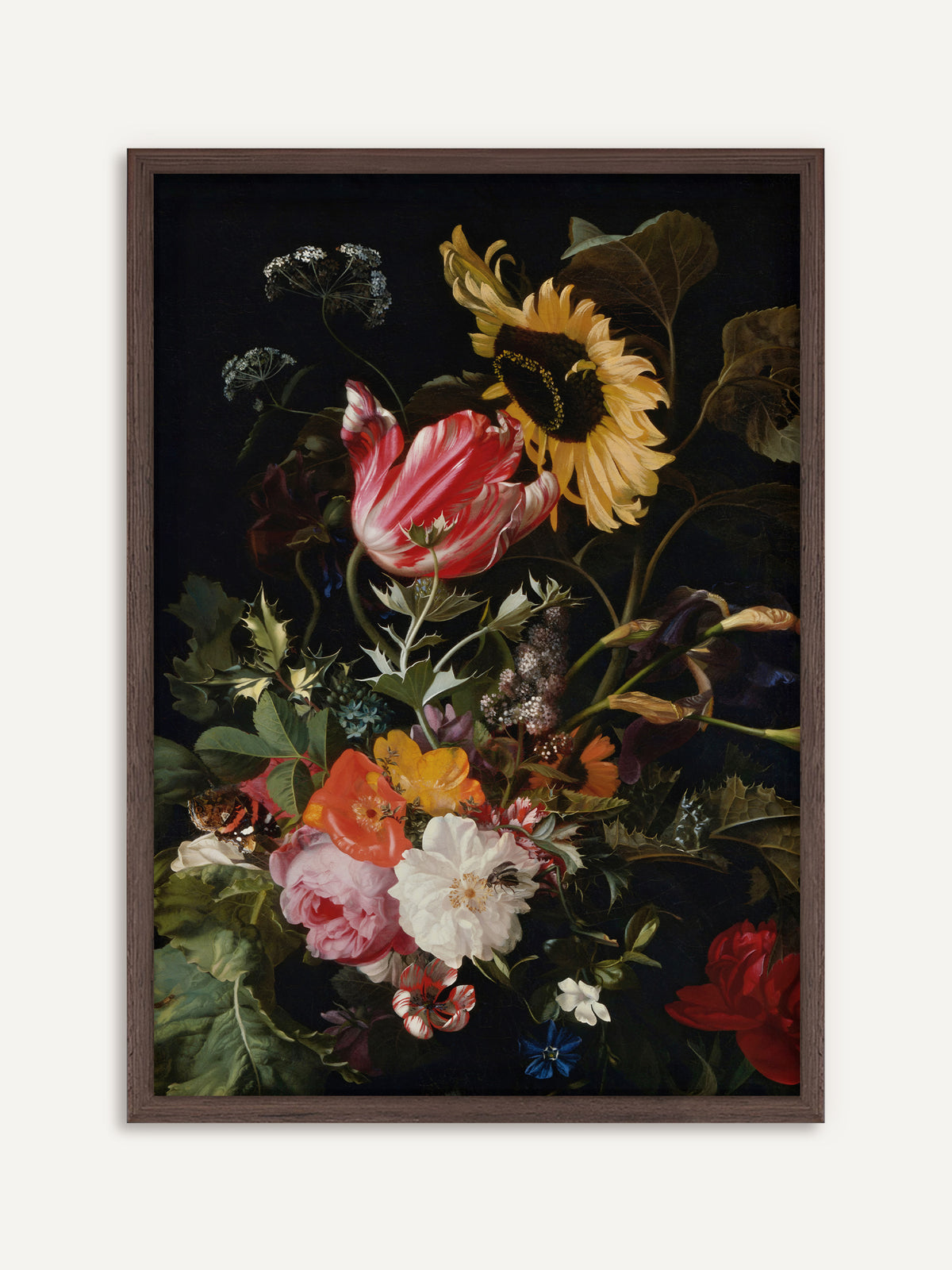 Poster, das eine Sonnenblume, eine rot-weiß gestreifte Tulpe, rosa und weiße Rosen und eine rote Nelke vor schwarzem Hintergrund zeigt, dazu ein Schmetterling. Der Rahmen aus dunklem Holz gibt dem Vintage-Motiv eine ruhige Dark-Academia-Note. #Rahmen_Dunkles Holz