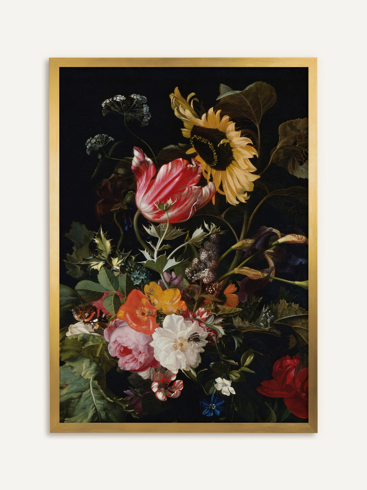 Wandbild, das eine Sonnenblume, eine rot-weiß gestreifte Tulpe, rosa und weiße Rosen und eine rote Nelke vor schwarzem Hintergrund zeigt, dazu ein Schmetterling. Im goldenen Rahmen greift das Bild das Gelb der Sonnenblume auf und wirkt wie ein antikes Ölgemälde. #Rahmen_Gold