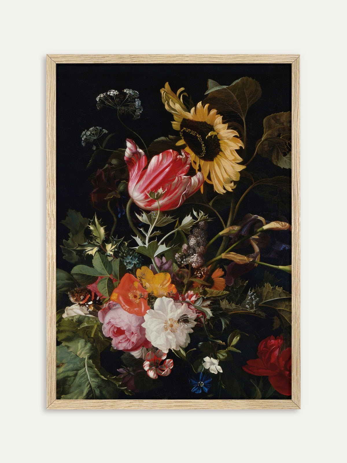 Kunstdruck, der eine Sonnenblume, eine rot-weiß gestreifte Tulpe, rosa und weiße Rosen und eine rote Nelke vor schwarzem Hintergrund zeigt, dazu ein Schmetterling. Im Rahmen aus hellem Holz wirkt das barocke Stillleben sommerlich warm. #Rahmen_Helles Holz