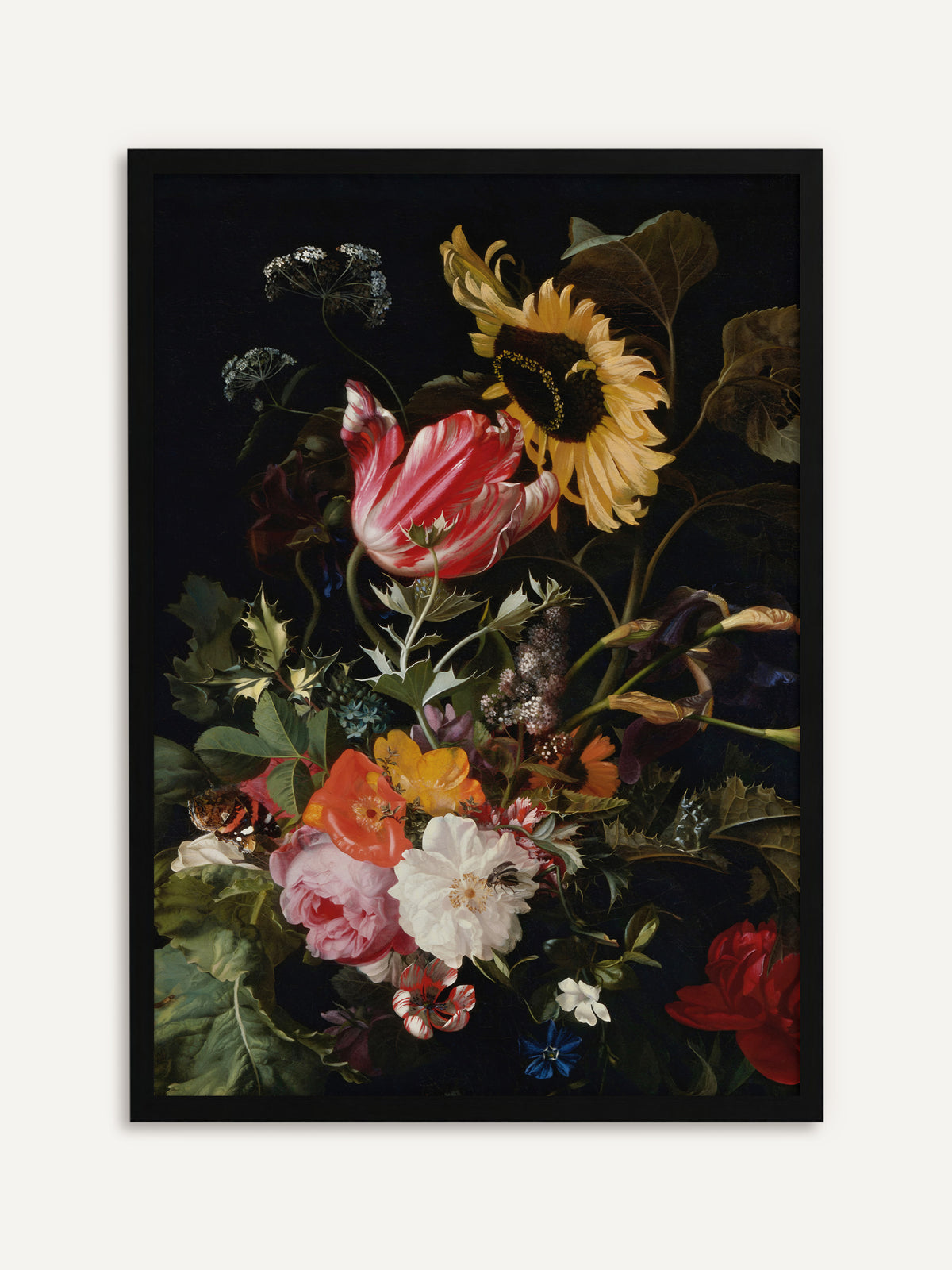 Gerahmtes Poster, das eine Sonnenblume, eine rot-weiß gestreifte Tulpe, rosa und weiße Rosen und eine rote Nelke vor schwarzem Hintergrund zeigt, dazu ein Schmetterling. Mit schwarzem Rahmen leuchten die kräftigen Farben aus dem moody Hintergrund hervor. #Rahmen_Schwarz