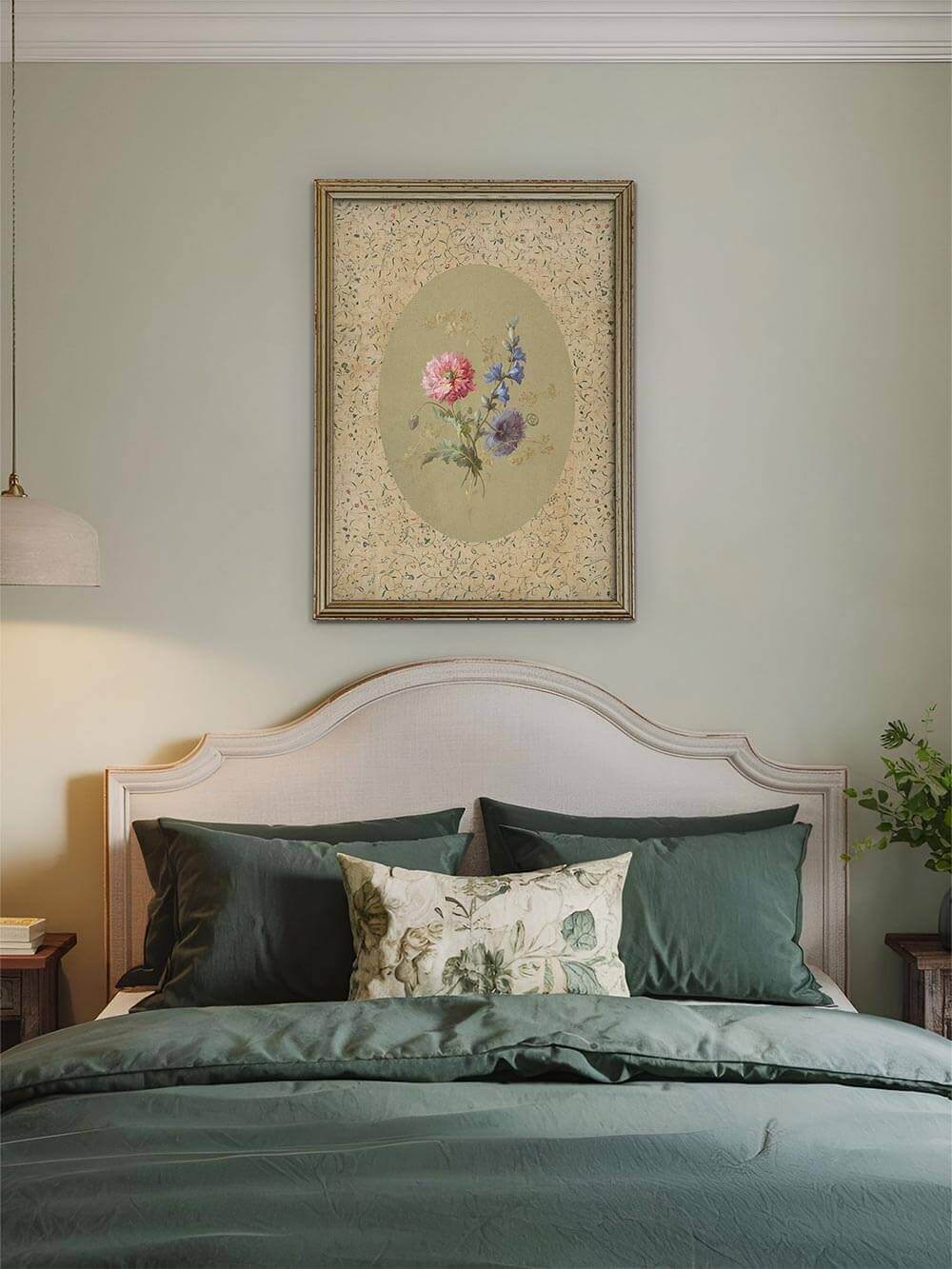 Der romantische Kunstdruck mit Wildblumen hängt über einem eleganten Bett in dunklem Grün und bringt nostalgische Ruhe ins Schlafzimmer oder Gästezimmer.