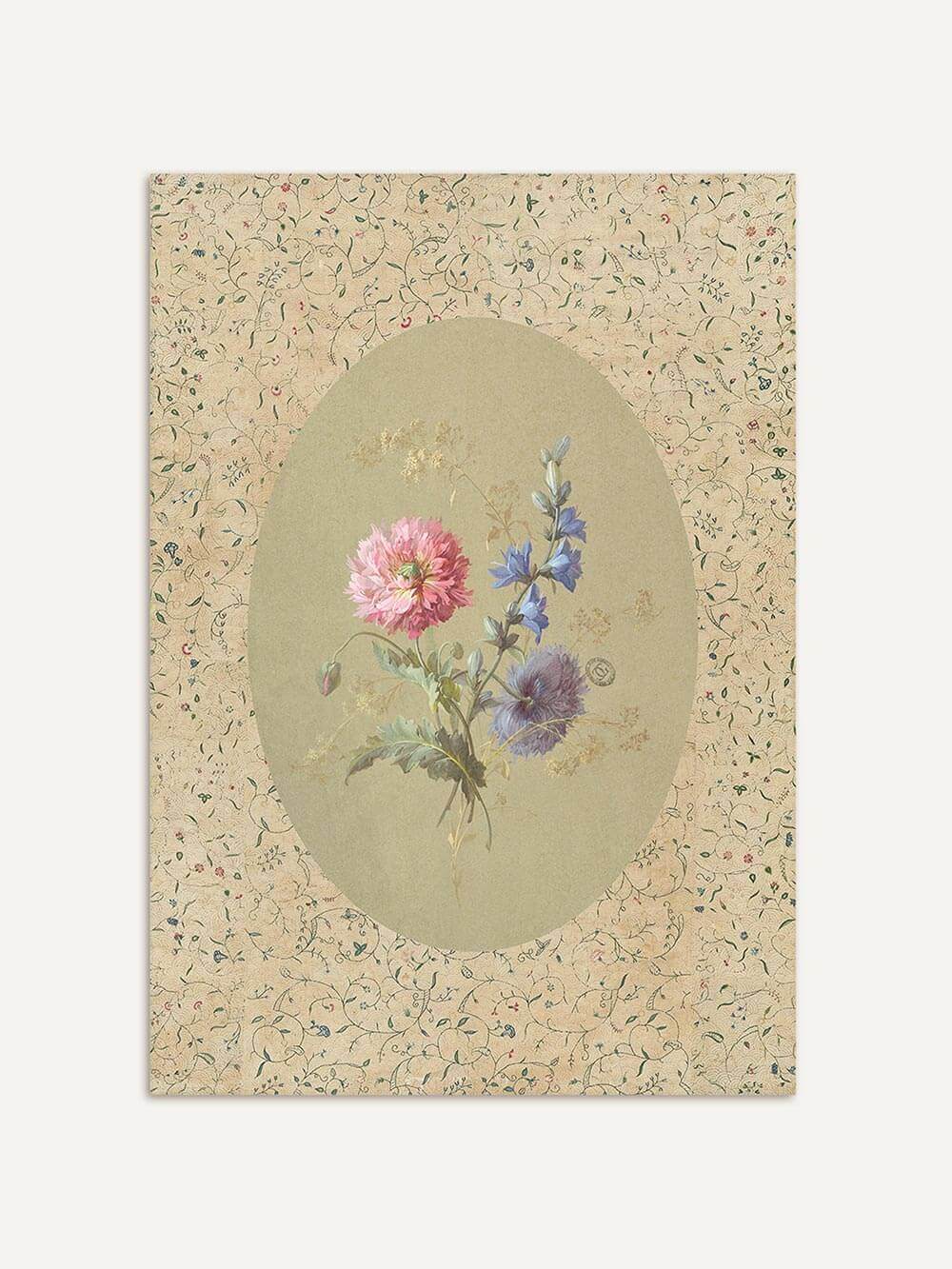 Feiner Vintage-Blumen-Kunstdruck mit rosa, blauen und violetten Blüten auf beigefarbenem Hintergrund mit zartem Rankenmuster, ideal als botanische Wanddekoration im Landhausstil.