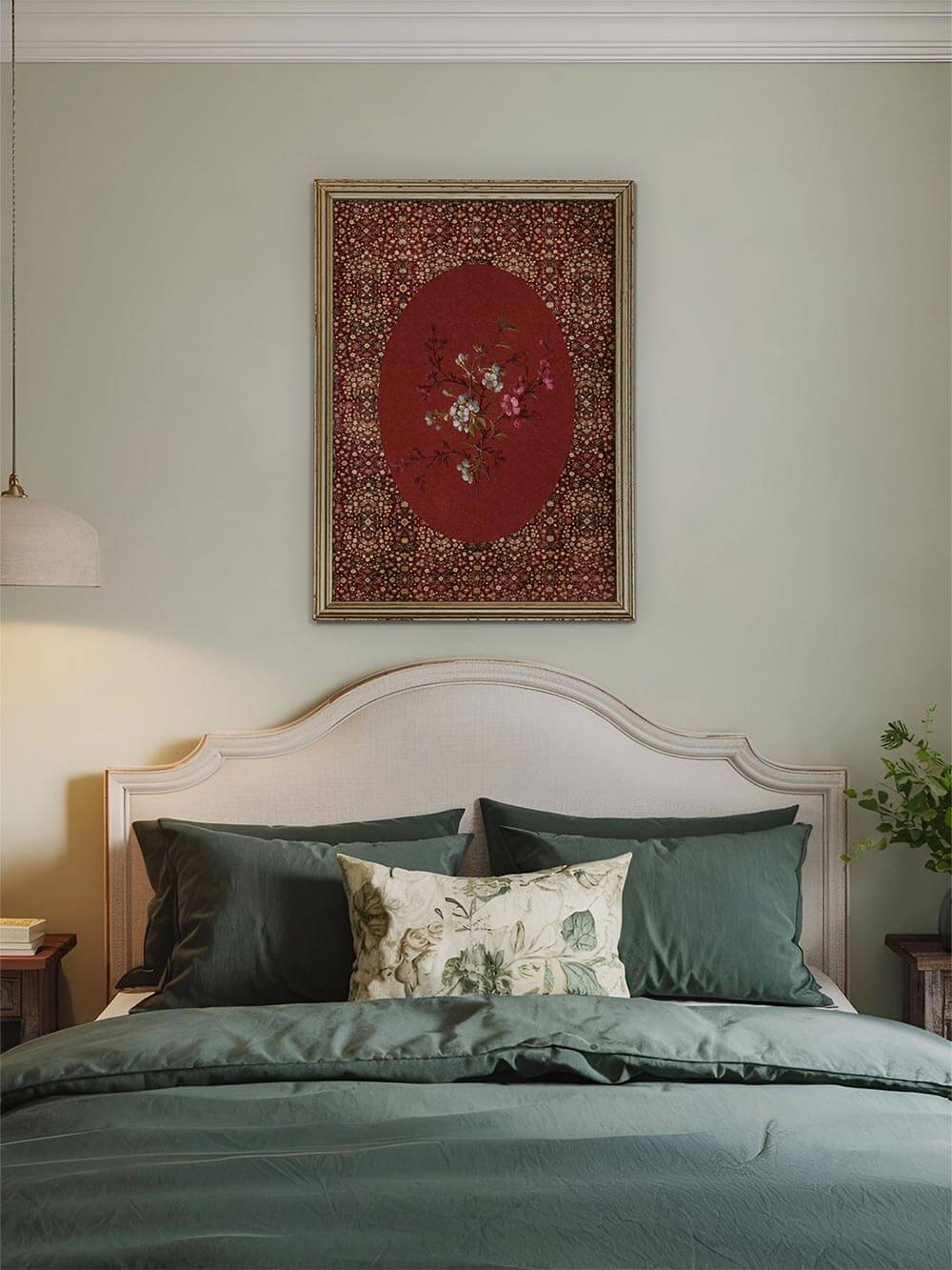 Der rote Blüten-Kunstdruck hängt über einem gepolsterten Bett mit grüner Bettwäsche. Das Wandbild bringt warme Farben und florale Eleganz ins Schlafzimmer.

