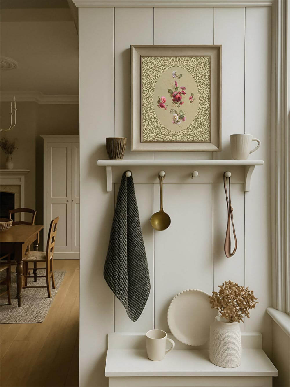 Der Kunstdruck mit nostalgischem Blumenmotiv steht gerahmt auf einem Küchenregal. Das grün-beige Design fügt sich sanft in das Cottagecore-Ambiente ein.