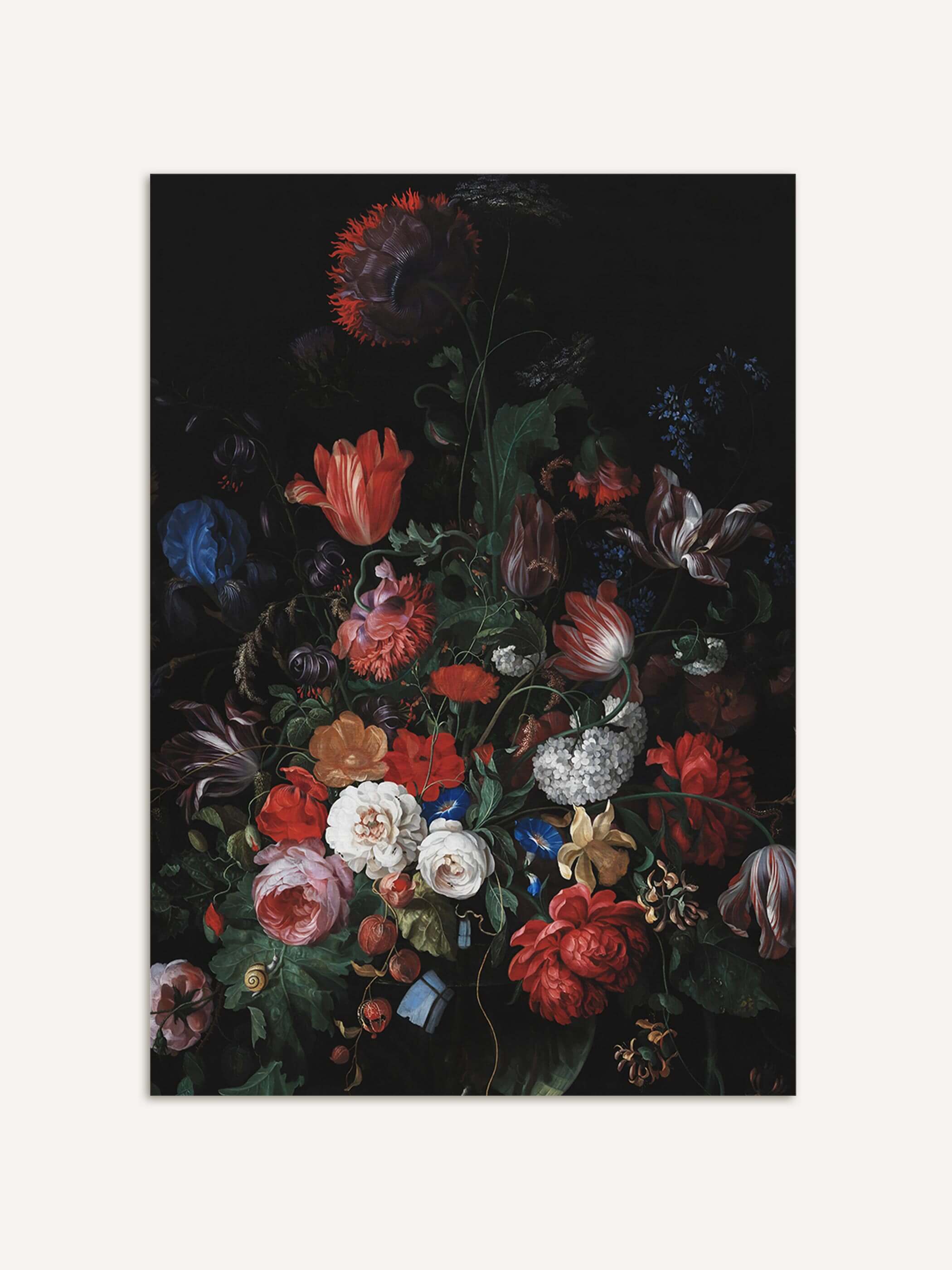 Barockes Blumenstillleben mit Tulpen, Rosen, Pfingstrosen und Iris vor tiefschwarzem Hintergrund, begleitet von einer kleinen Schnecke am Blattrand. Der Kunstdruck zeigt die dichte, farbintensive Komposition mit feinen Lichtakzenten.