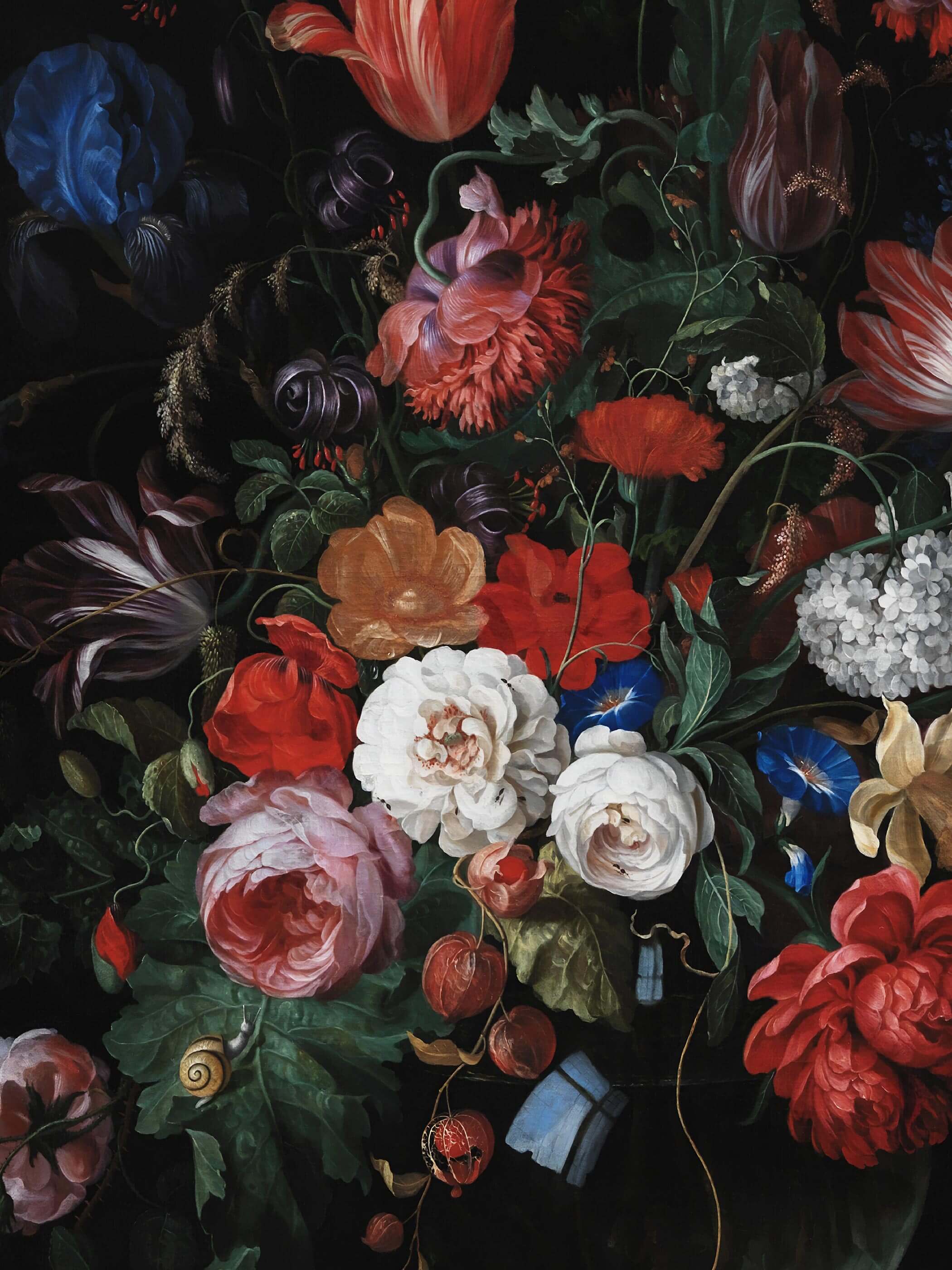 Nahaufnahme der Tulpen, Rosen und Pfingstrosen mit einer kleinen Schnecke zwischen den Blättern vor schwarzem Hintergrund. Die feine Maltechnik und die satten Farbkontraste zeigen die Qualität dieses Barock Kunstdrucks im Detail.