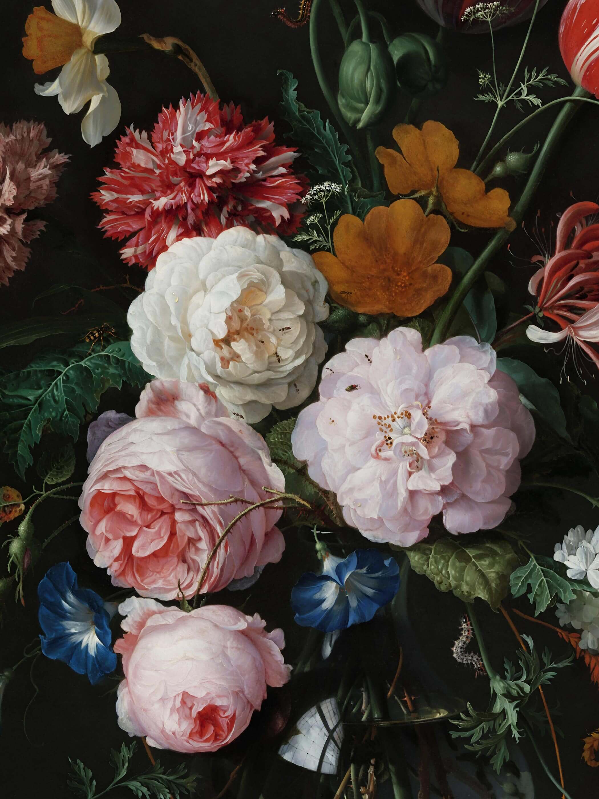 Nahaufnahme der Rosen, Ringelblumen und blauen Prunkwinde mit kleinen Insekten zwischen den Blütenblättern. Die feine Maltechnik und die changierenden Rosatöne zeigen die Qualität dieses Barock Kunstdrucks im Detail.