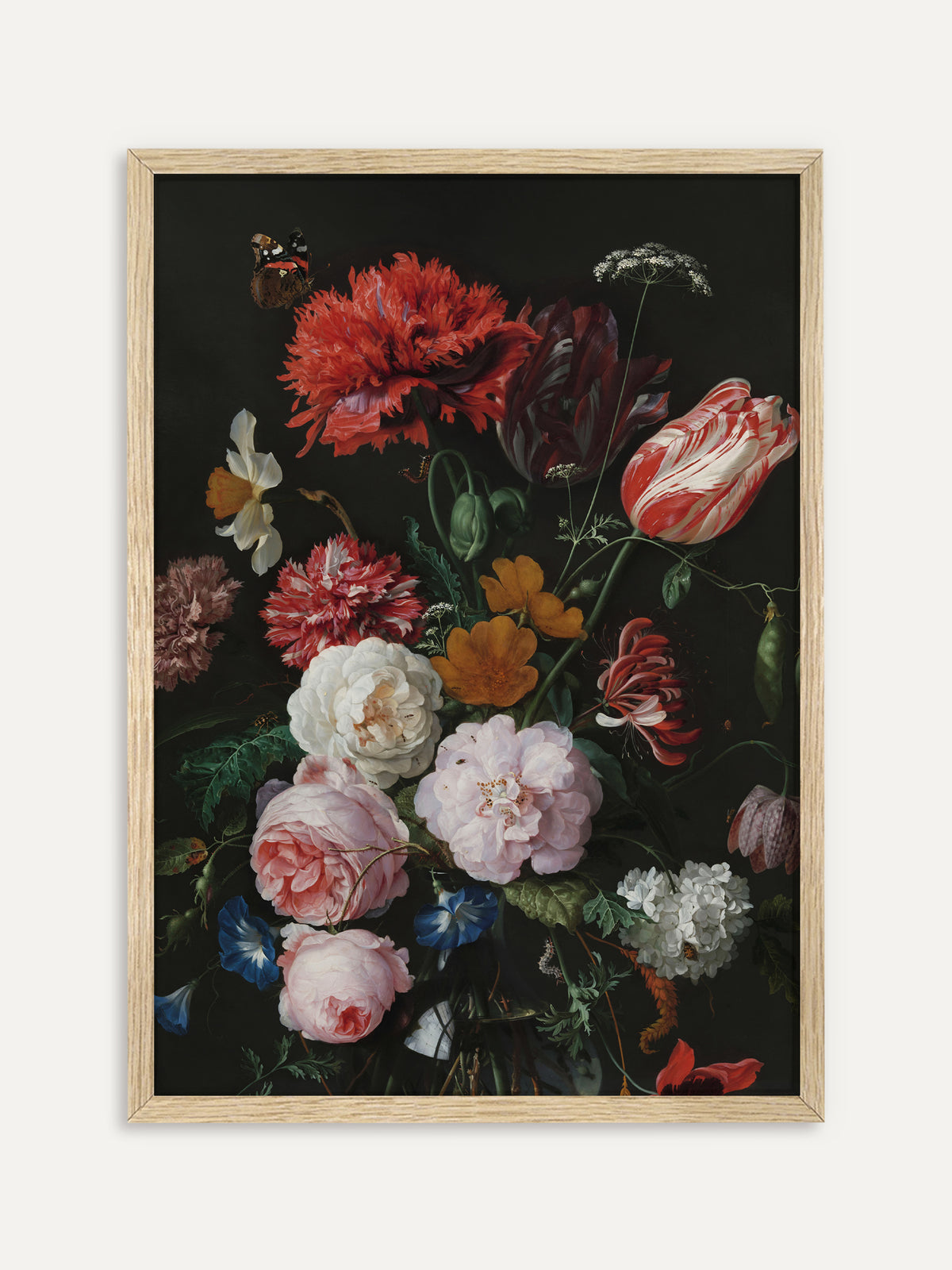 Kunstdruck, der roten Mohn, eine rot-weiß gestreifte Tulpe, weiße und rosa Rosen und blaue Prunkwinden in einer Glasvase vor dunklem Hintergrund zeigt, oben ein Schmetterling. Der helle Holzrahmen macht das barocke Motiv luftiger. #Rahmen_Helles Holz