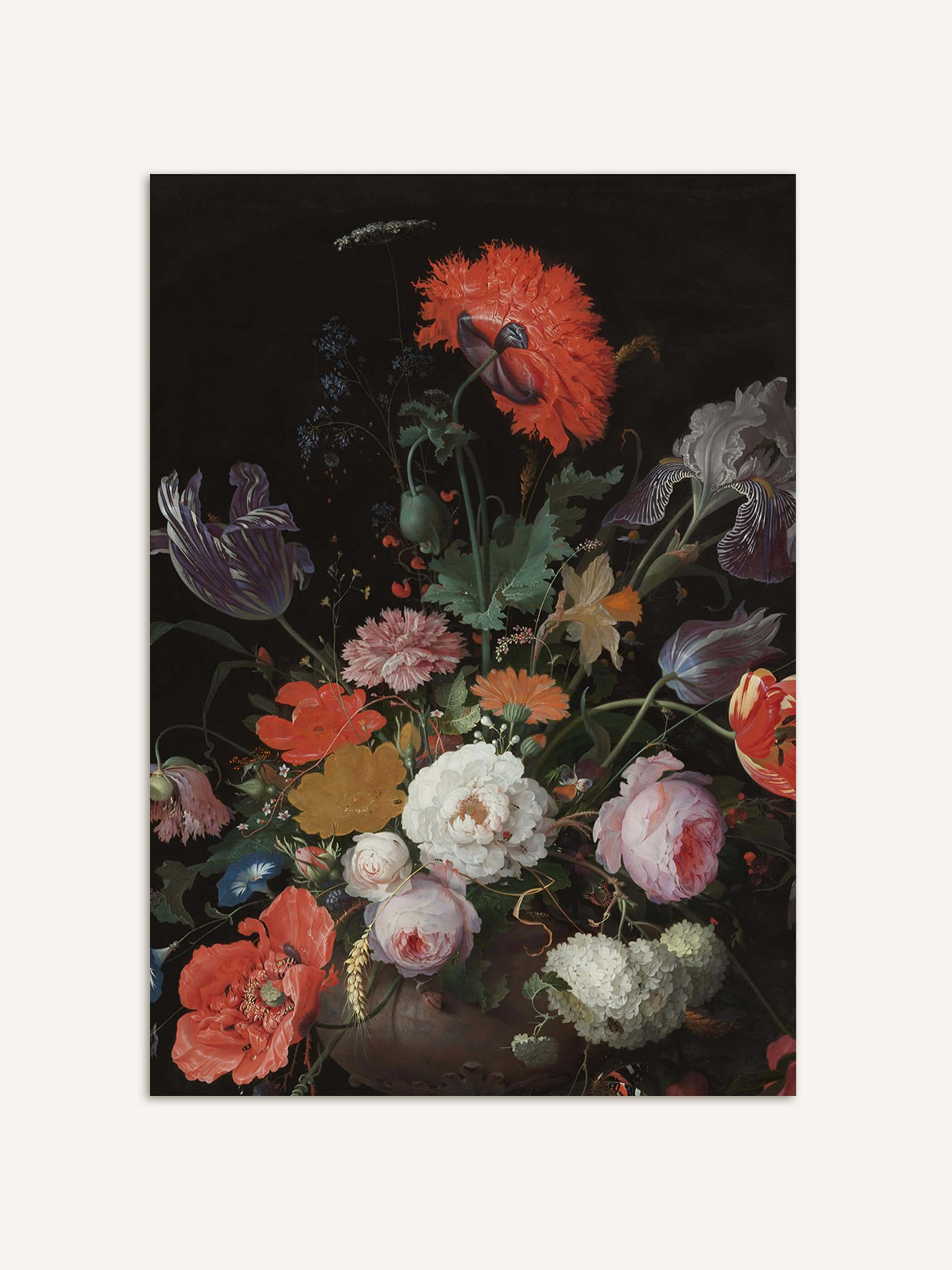 Barockes Blumenstillleben mit einer großen roten Mohnblüte, gestreifter Iris, Tulpen und Pfingstrosen vor tiefschwarzem Hintergrund. Der Kunstdruck zeigt die dichte, farbintensive Komposition mit feinen Insektendetails.