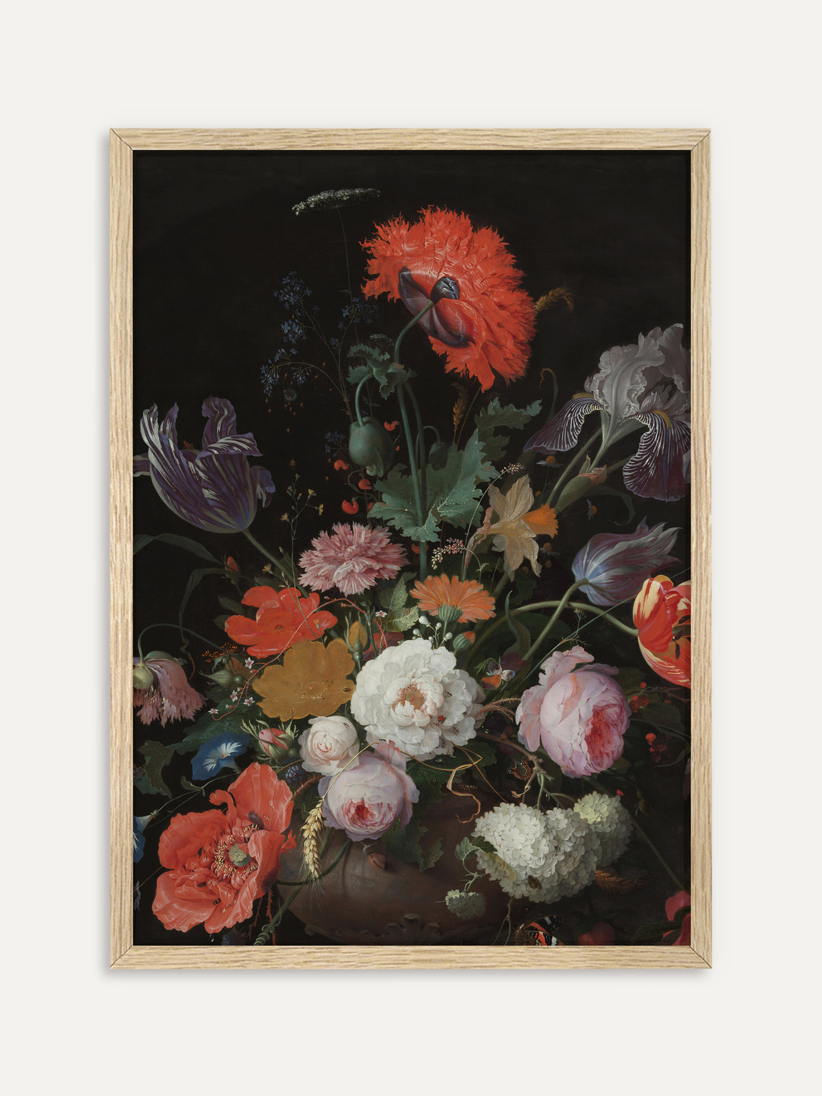 Kunstdruck, der eine große rote Mohnblüte über violett gestreiften Tulpen, Iris, weißen und rosa Rosen und weißem Schneeball vor schwarzem Hintergrund zeigt. Im Rahmen aus hellem Holz wirkt das barocke Stillleben warm und hell. #Rahmen_Helles Holz