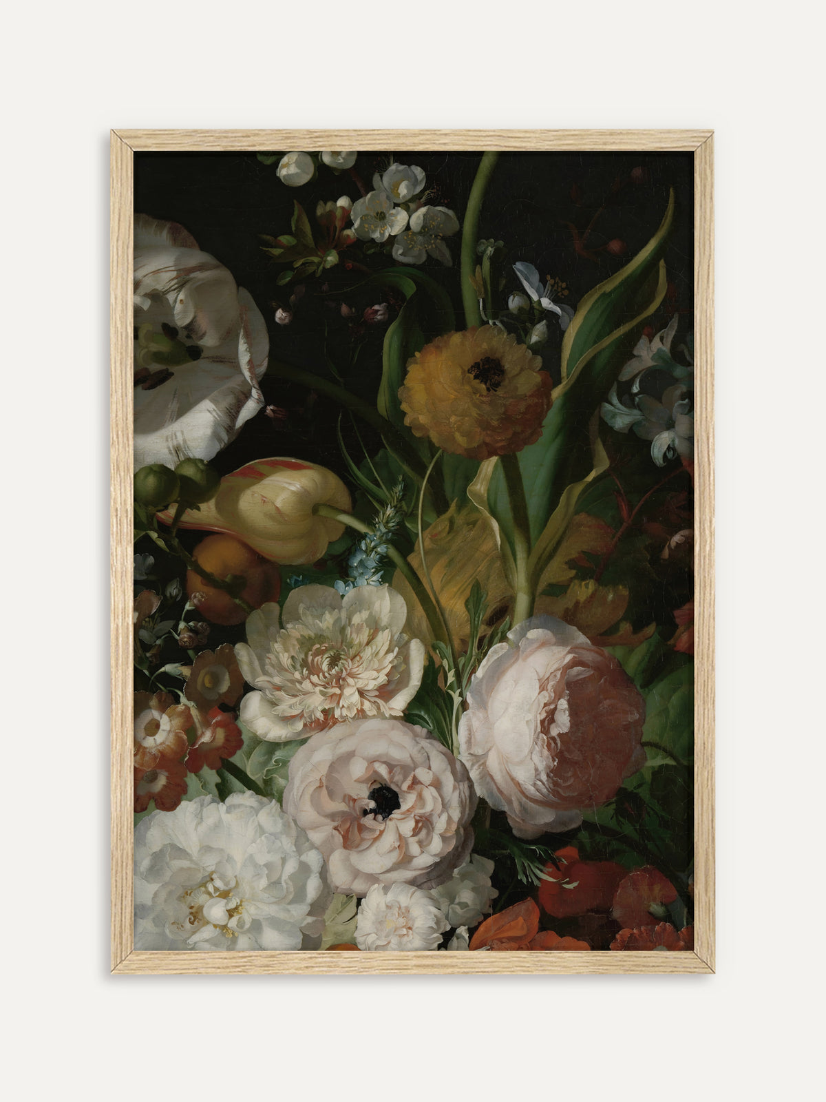 Kunstdruck, der cremeweiße und zartrosa Pfingstrosen, eine gelbe Ranunkel und eine große weiße Tulpe vor fast schwarzem Hintergrund zeigt. Der Rahmen aus hellem Holz lässt die sanften Töne des barocken Straußes leuchten. #Rahmen_Helles Holz