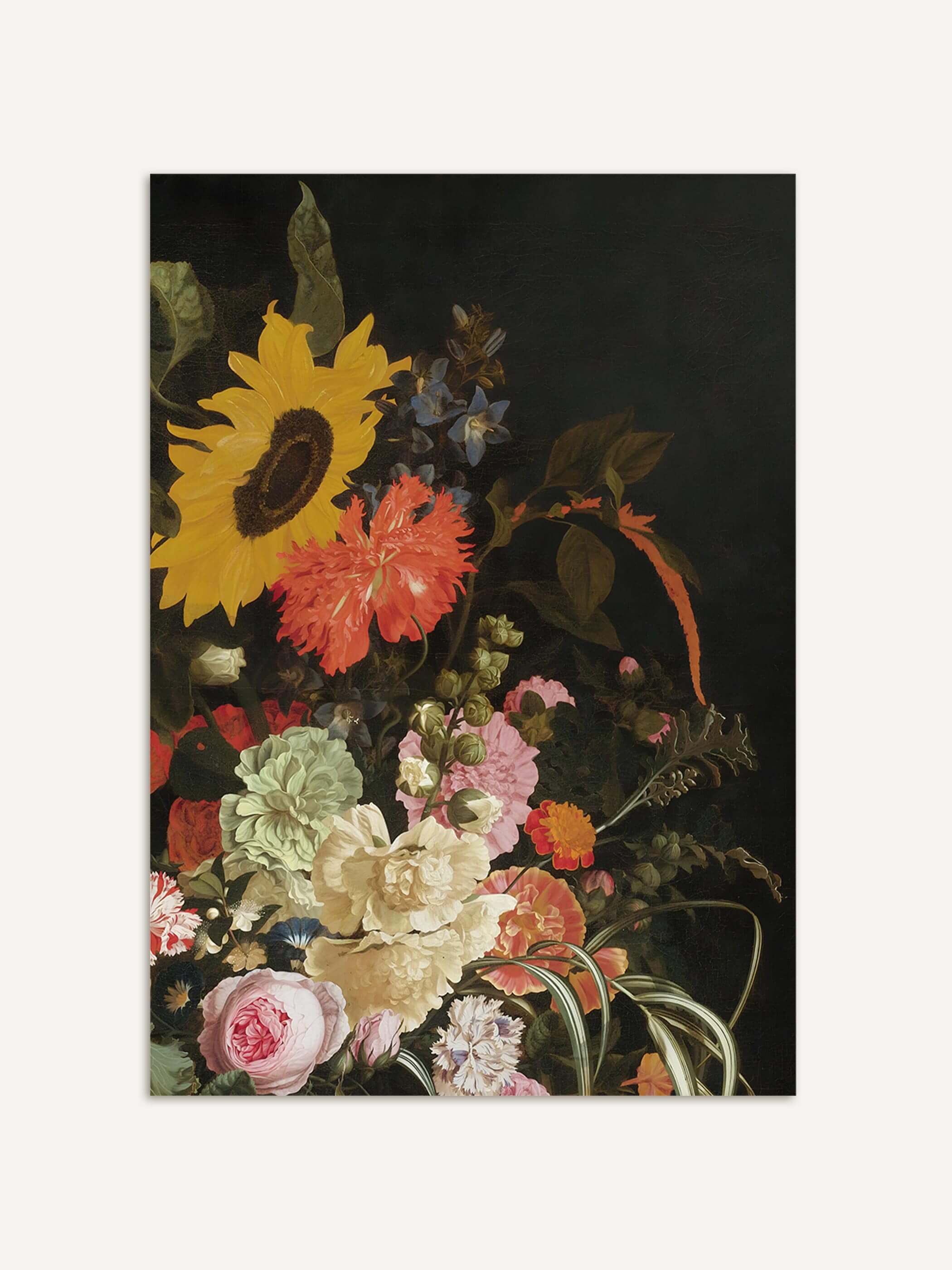 Barockes Blumenstillleben mit gelber Sonnenblume, orangeroter Nelke, Pfingstrosen und Ringelblumen vor tiefdunklem Hintergrund. Der Kunstdruck zeigt die dichte, farbintensive Komposition mit gestreiften Gräsern im unteren Bildbereich.