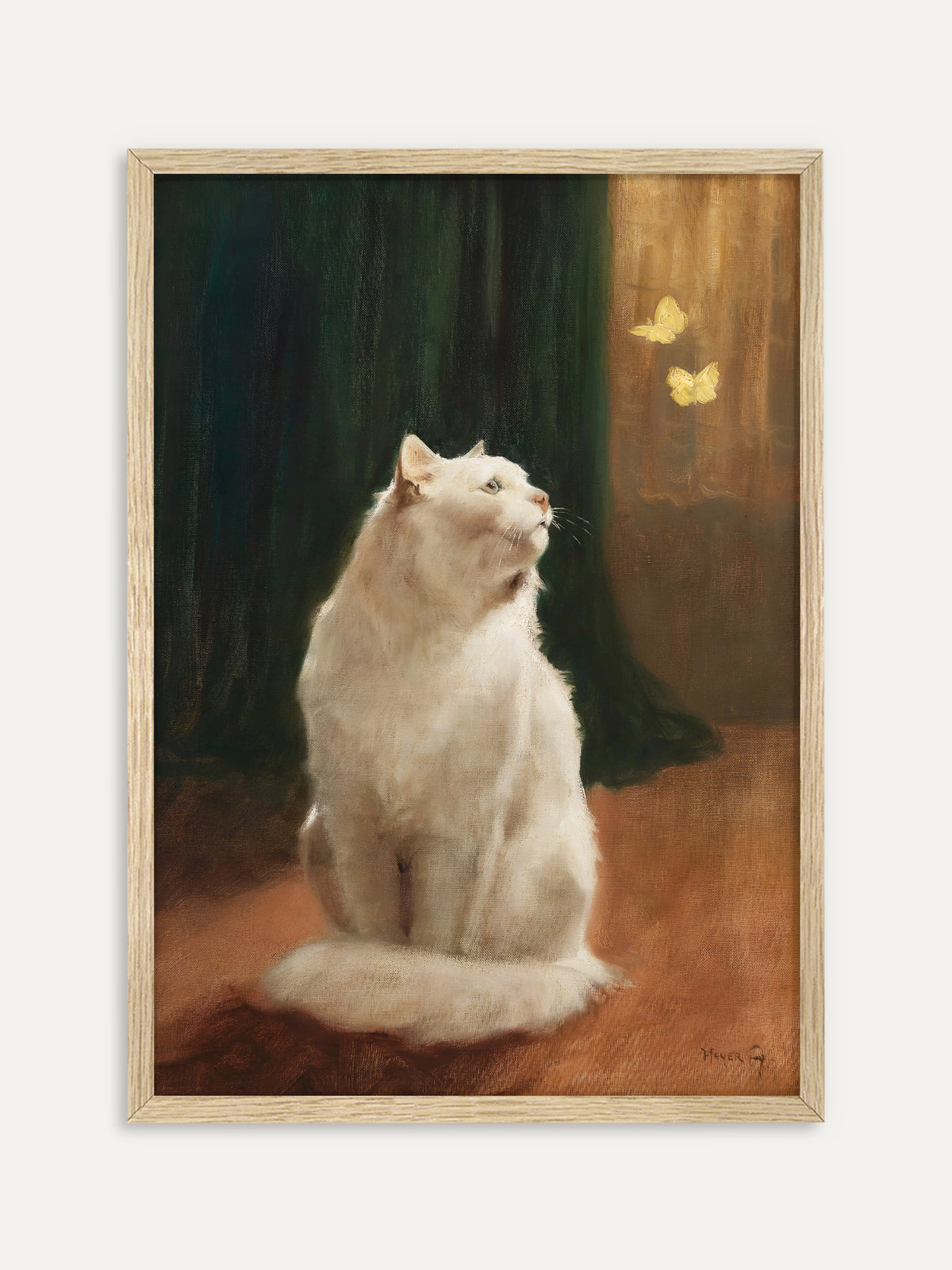 Kunstdruck, der eine weiße Langhaarkatze zeigt, die vor einem dunkelgrünen Vorhang auf rotbraunem Boden sitzt und zu zwei gelben Schmetterlingen im goldenen Licht aufblickt. Im hellen Holzrahmen wirkt das Vintage-Porträt warm. #Rahmen_Helles Holz
