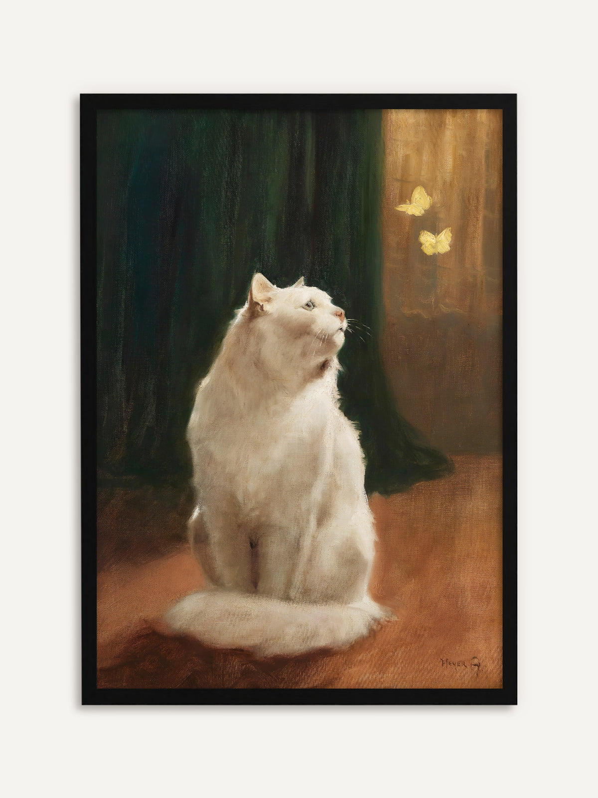 Gerahmtes Poster, das eine weiße Langhaarkatze zeigt, die vor einem dunkelgrünen Vorhang auf rotbraunem Boden sitzt und zu zwei gelben Schmetterlingen im goldenen Licht aufblickt. Schwarz gerahmt passt das Bild gut zu Dark Academia. #Rahmen_Schwarz