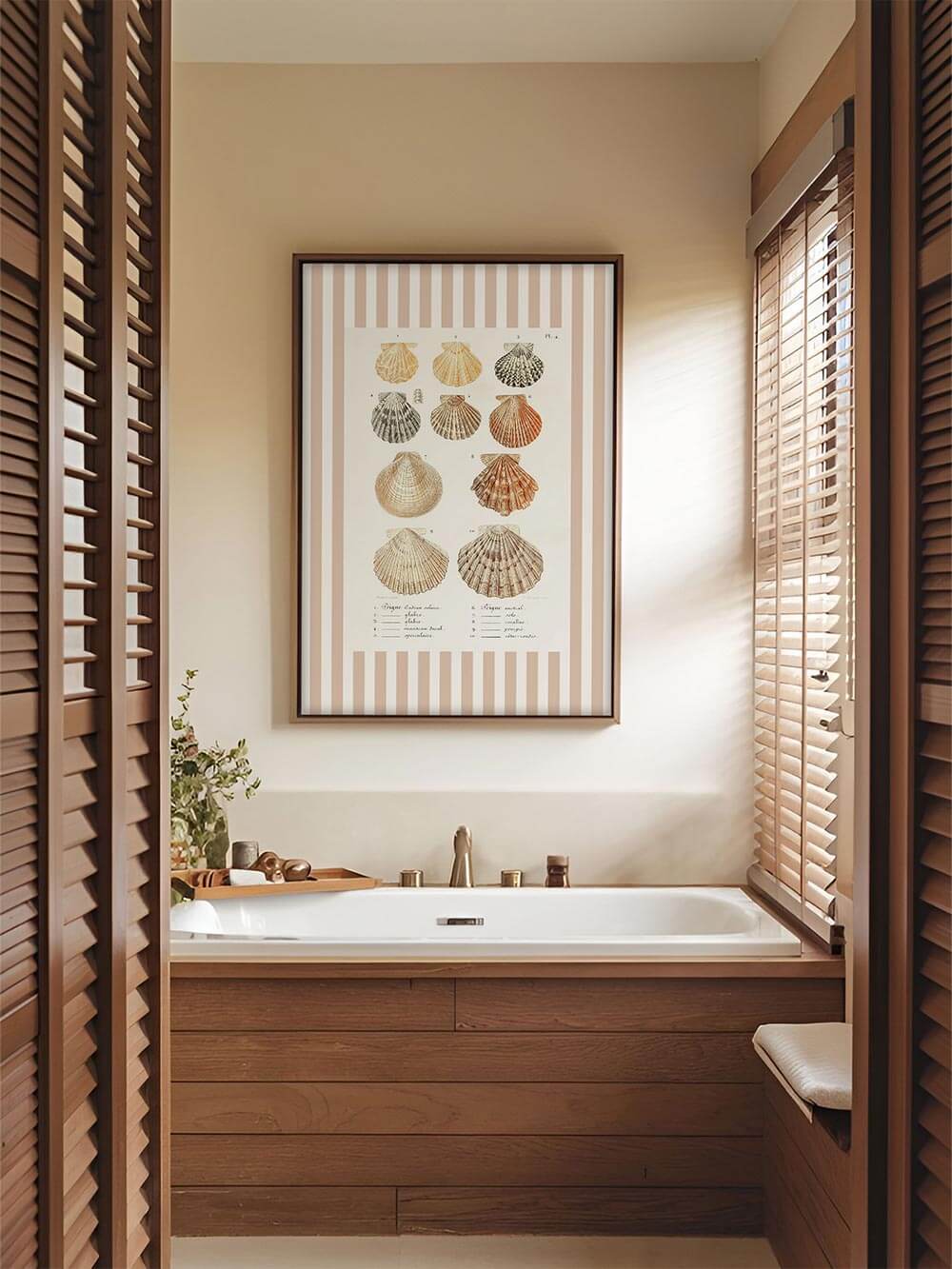 Vintage Muschel-Kunstdruckmit Streifenmuster  im Holzrahmen über einer Badewanne mit Holzverkleidung; warme Beige- und Brauntöne schaffen ein maritim-natürliches Ambiente im Badezimmer.