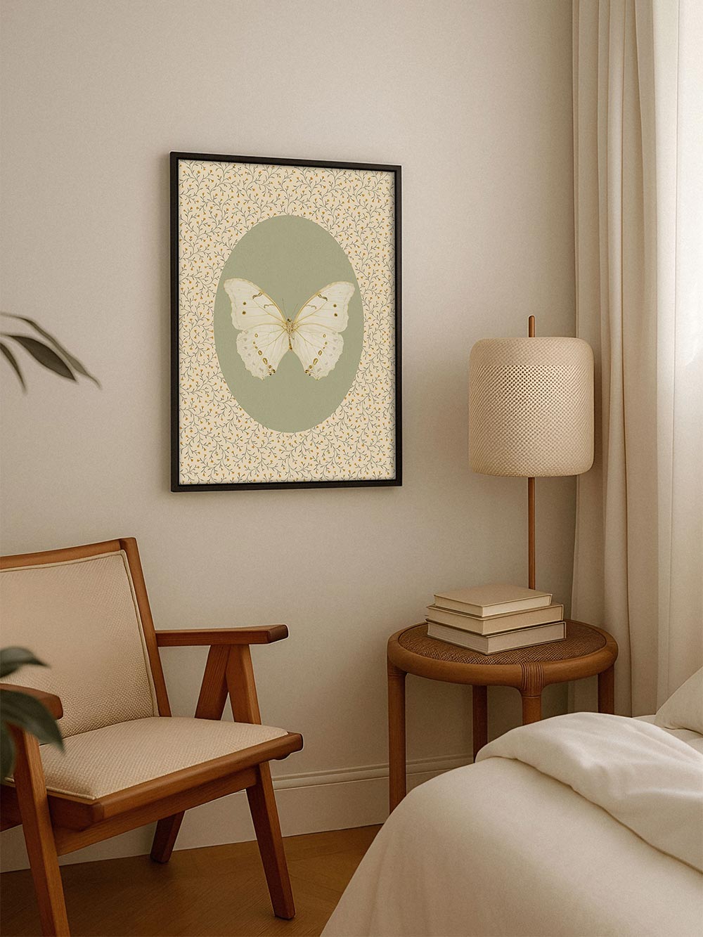 Gerahmter Kunstdruck eines weißen Schmetterlings an einer ruhigen Wand über einem Sessel, das Bild fügt sich sanft in das minimalistisch-natürliche Ambiente ein.