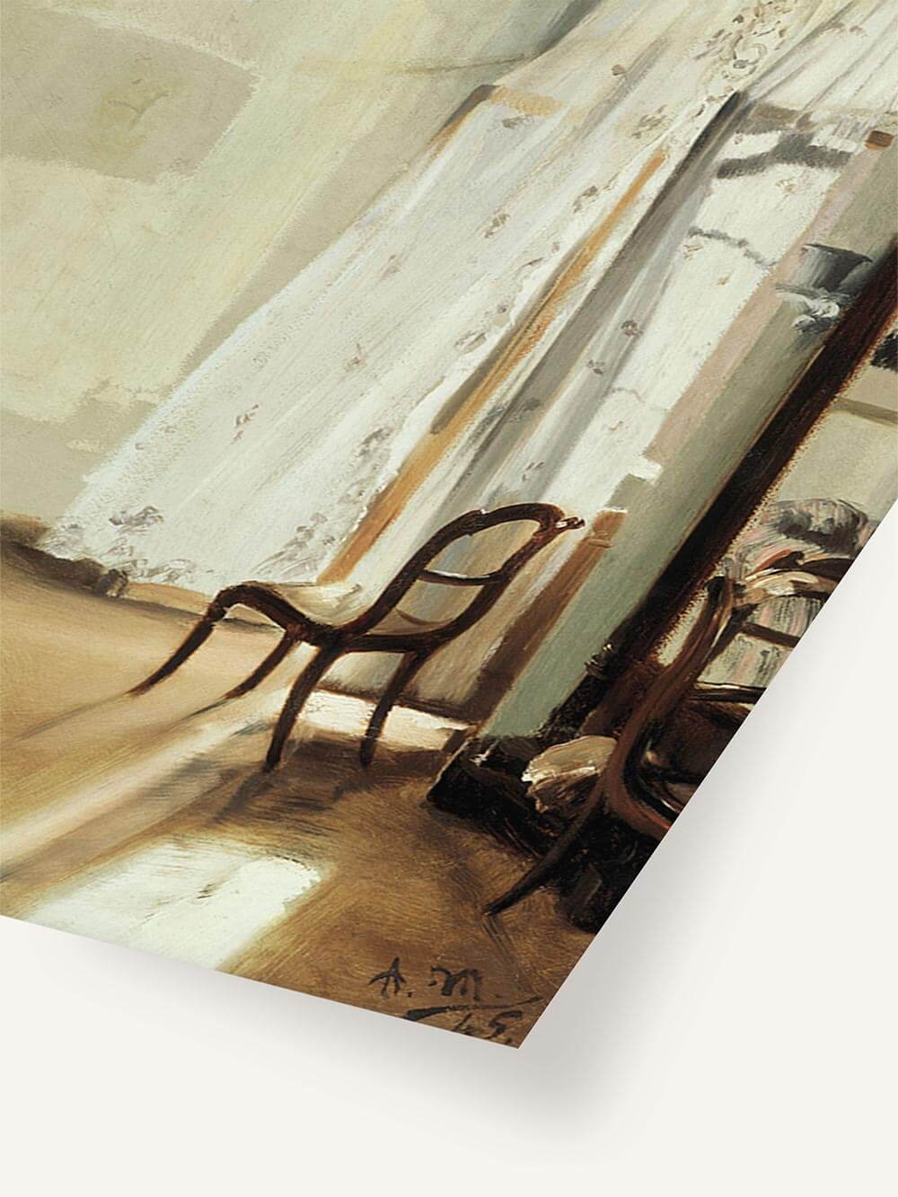 Detail eines impressionistischen Vintage-Interieur-Kunstdrucks mit sanft fallendem Licht, floralen Vorhängen und klassischem Holzstuhl. Warme Beigetöne und weiche Pinselstriche verleihen dem Bild eine nostalgische, friedvolle Atmosphäre.