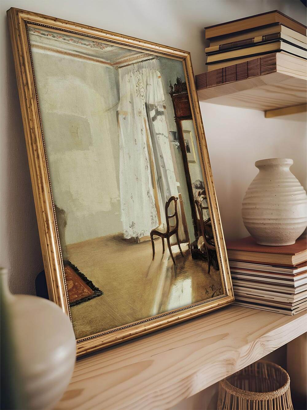 Vintage-Interieur-Kunstdruck in edlem Goldrahmen, platziert auf einem Holzregal mit dekorativen Büchern und Keramikvasen. Das Bild zeigt ein lichtdurchflutetes Zimmer mit Vorhängen, einem Spiegel und eleganten Möbeln – eine perfekte Ergänzung für klassische Wohnräume.