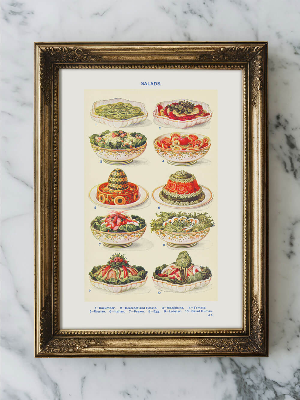 Vintage-Salat-Kunstdruck aus den 1920er Jahren, eingerahmt in einen antiken Goldrahmen und auf einer weißen Marmoroberfläche präsentiert.