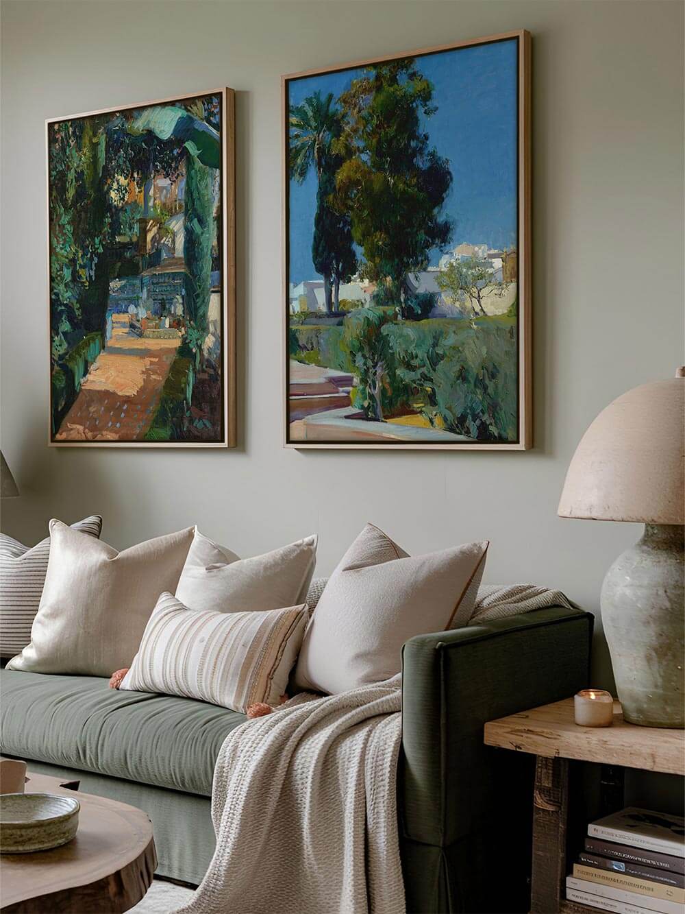 Zweiteiliges impressionistisches Landschaftsbilderset mit mediterranen Motiven über einem grünen Sofa. Die Gemälde zeigen sonnige Garten- und Terrassenszenen mit lebhaften Pinselstrichen. Perfekte Wanddekoration für eine natürliche, beruhigende Atmosphäre.