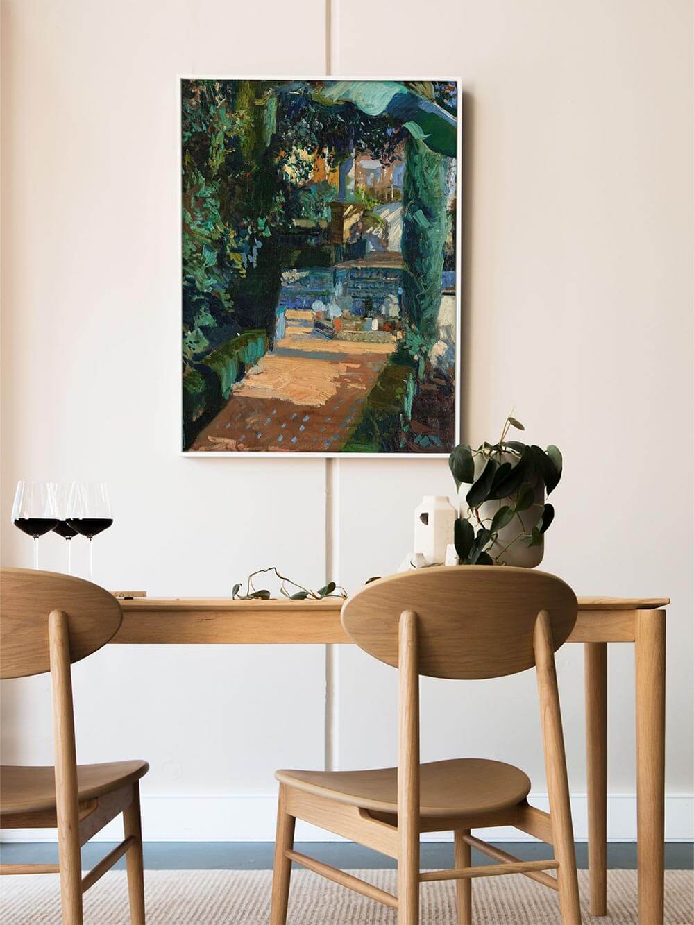 Eindrucksvolles impressionistisches Landschaftsposter in modernem Esszimmer. Der Kunstdruck fängt die mediterrane Gartenatmosphäre mit Licht und Schatten meisterhaft ein. Perfekte Wahl für eine kunstvolle, naturinspirierte Wandgestaltung.