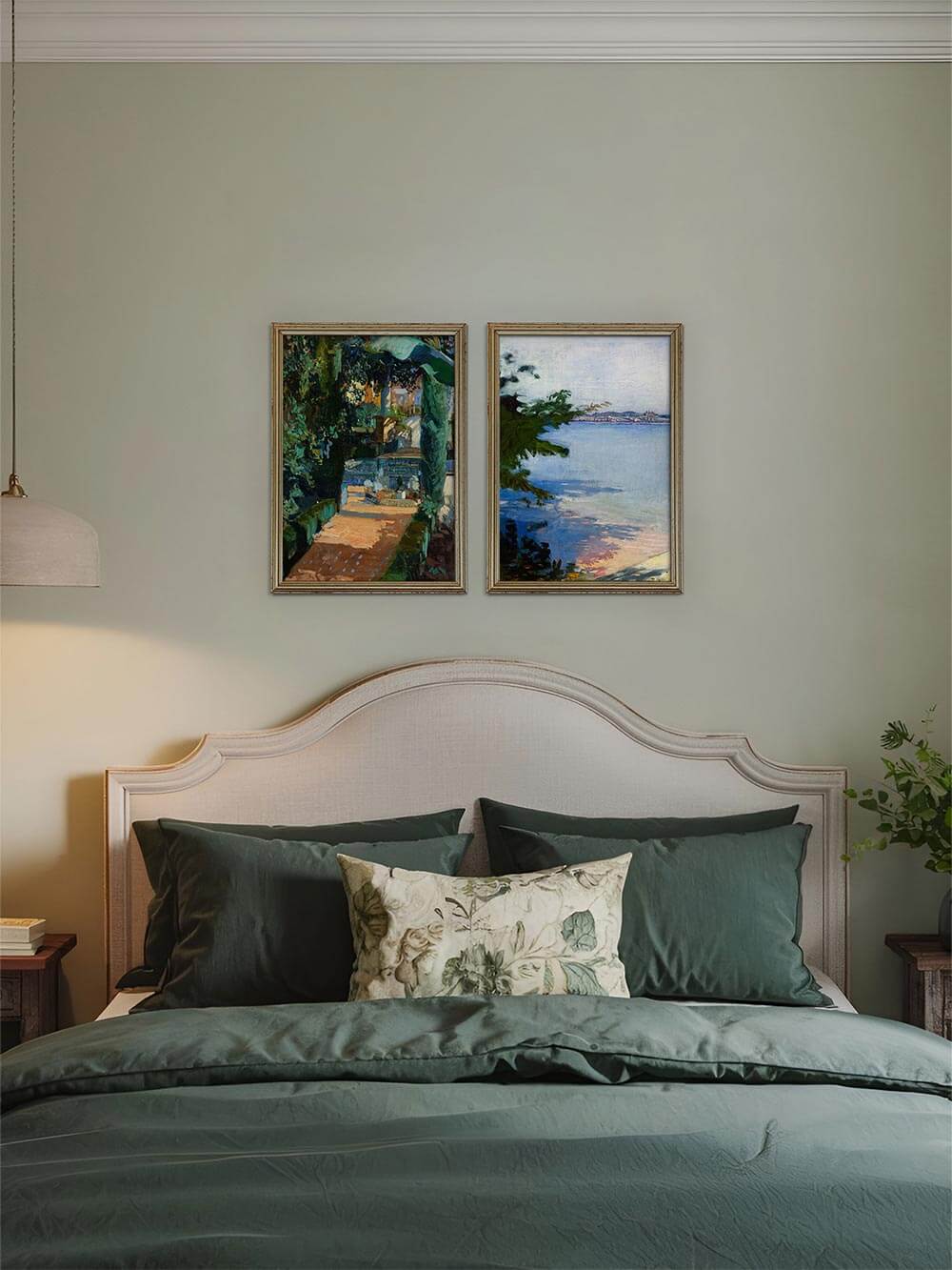 Stimmungsvolles Bilderset mit zwei impressionistischen Landschaftskunstdrucken, gerahmt über einem grünen Bett – harmonische Wandgestaltung für ruhige, elegante Schlafzimmer.