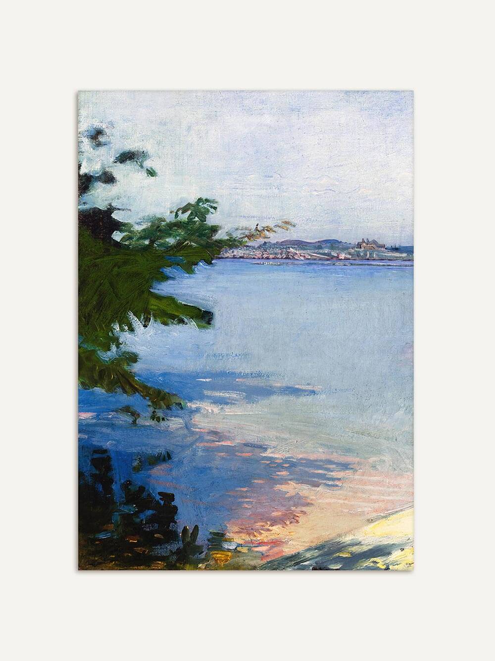 Hochwertiger Kunstdruck einer impressionistischen Landschaft mit See, Baum und fernen Hügeln in sanften Blautönen und warmen Lichtreflexen – kunstvolle Wanddekoration für elegante Wohnräume.
