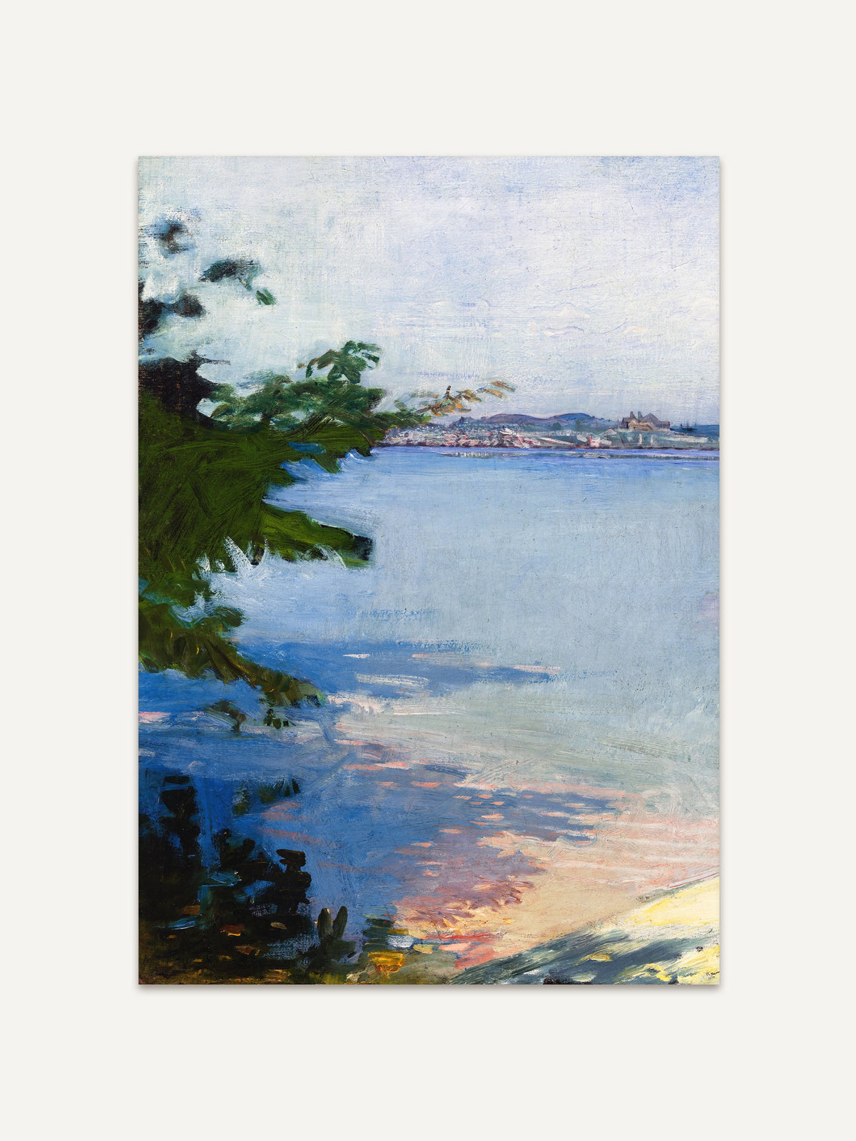 Hochwertiger Kunstdruck einer impressionistischen Landschaft mit See, Baum und fernen Hügeln in sanften Blautönen und warmen Lichtreflexen – kunstvolle Wanddekoration für elegante Wohnräume. #Rahmen_Ohne Rahmen