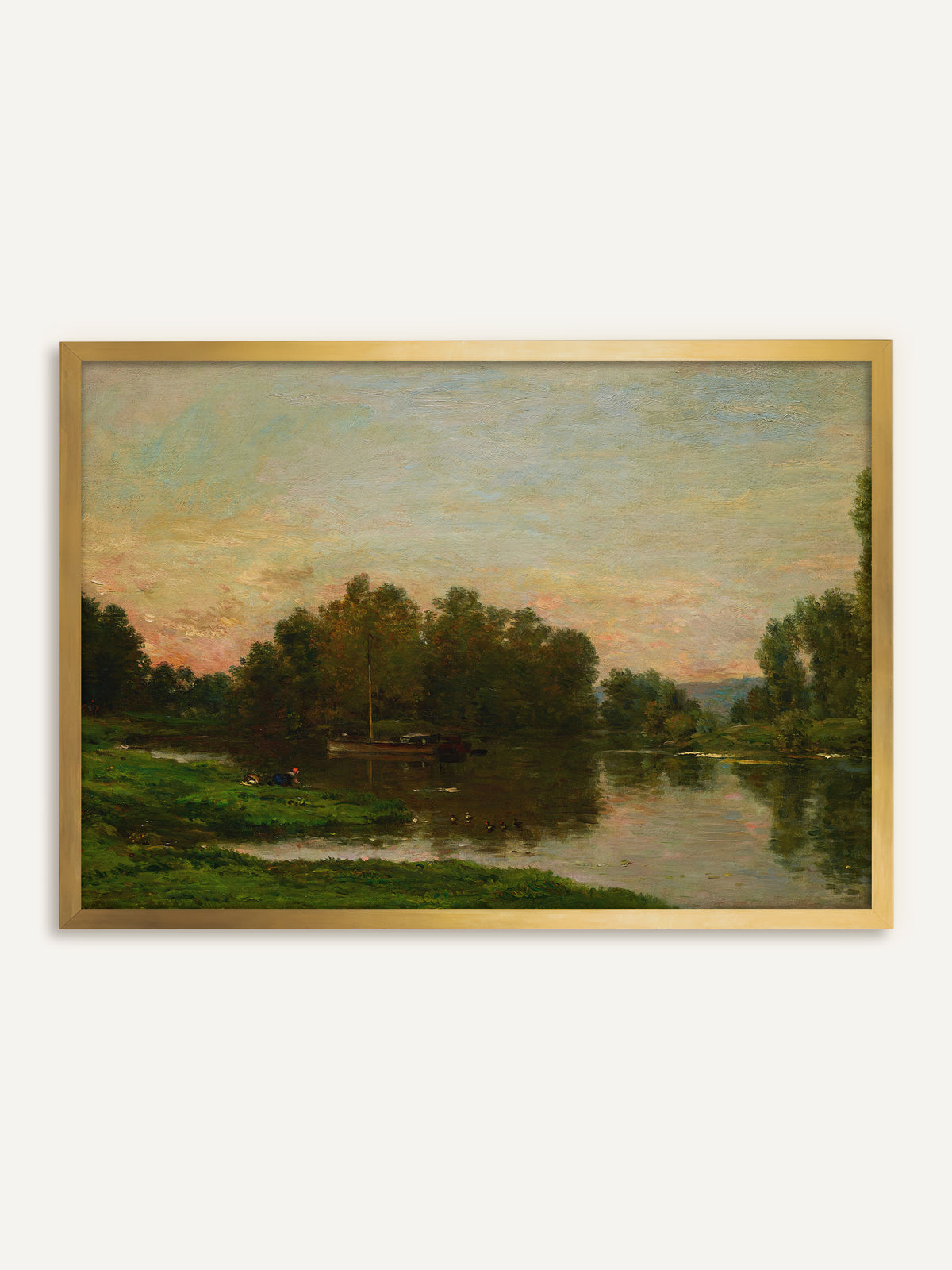 Wandbild, das einen ruhigen Fluss bei Sonnenuntergang zeigt, an dessen grünem Ufer ein Boot vor dichten Bäumen liegt, während sich der rosa Himmel im Wasser spiegelt. Der goldene Rahmen greift das rosa Abendlicht auf und wirkt antik. #Rahmen_Gold