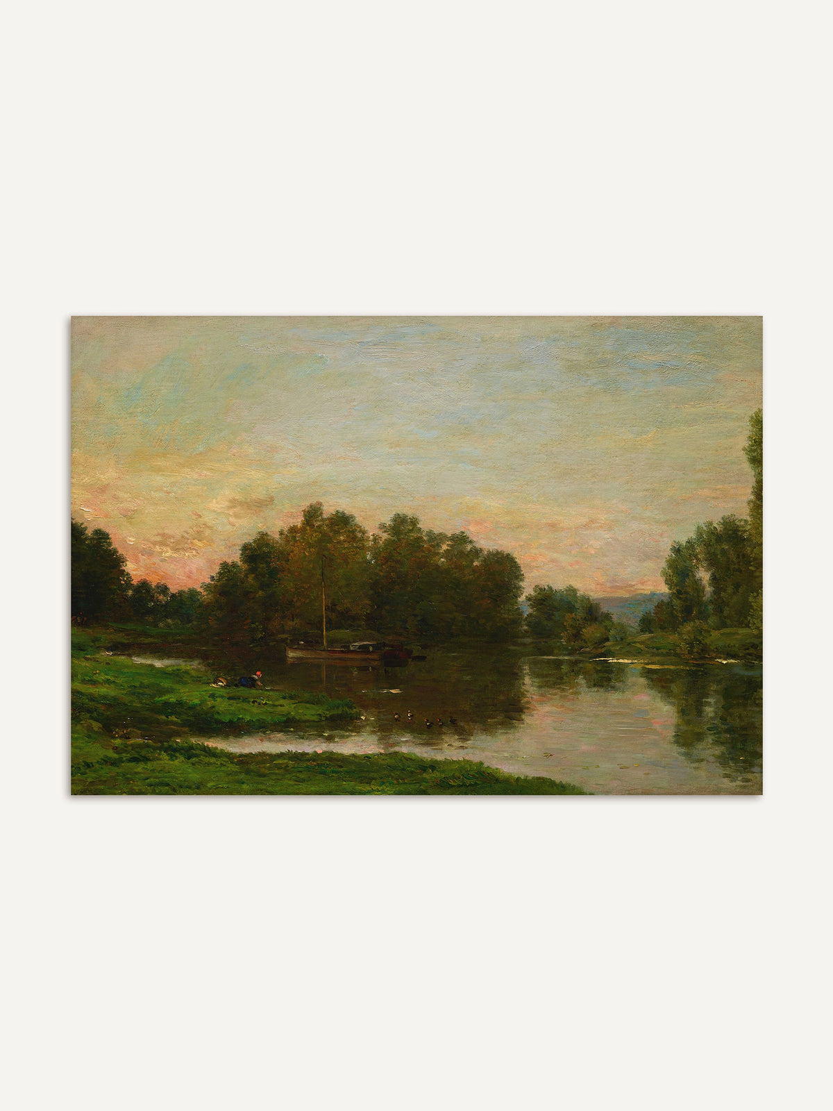 Romantische Landschaft bei Sonnenuntergang mit ruhigem Fluss, üppigem Grün am Ufer und Bäumen, die sich im Wasser spiegeln. Im Hintergrund sind sanfte Hügel und ein zart gefärbter Himmel zu sehen. #Rahmen_Ohne Rahmen