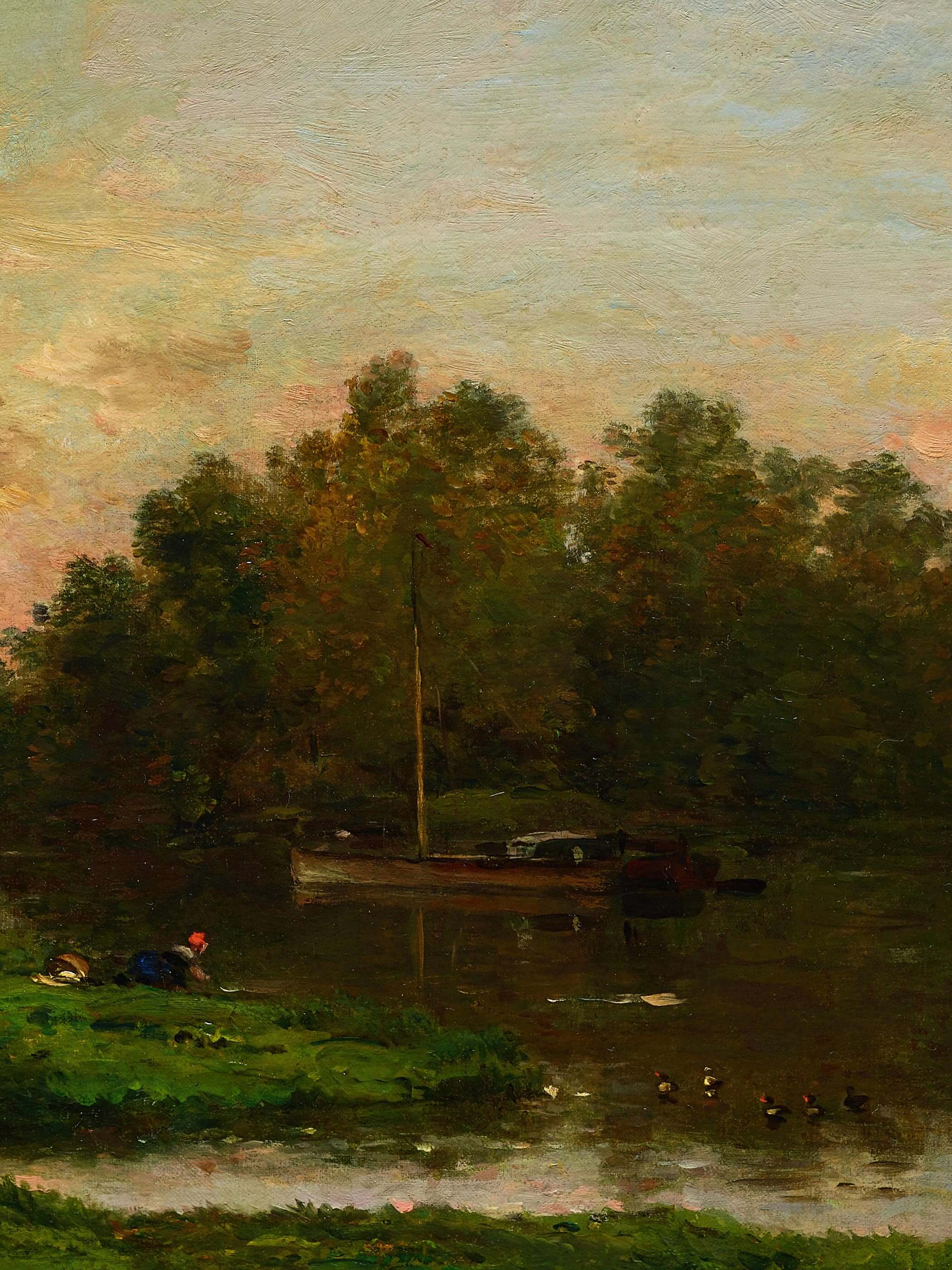 Detail eines Landschaftsgemäldes mit einem Fluss, Enten im Vordergrund und einem Boot am Ufer. Im Hintergrund stehen Bäume unter einem leicht bewölkten, farbigen Himmel bei Sonnenuntergang.