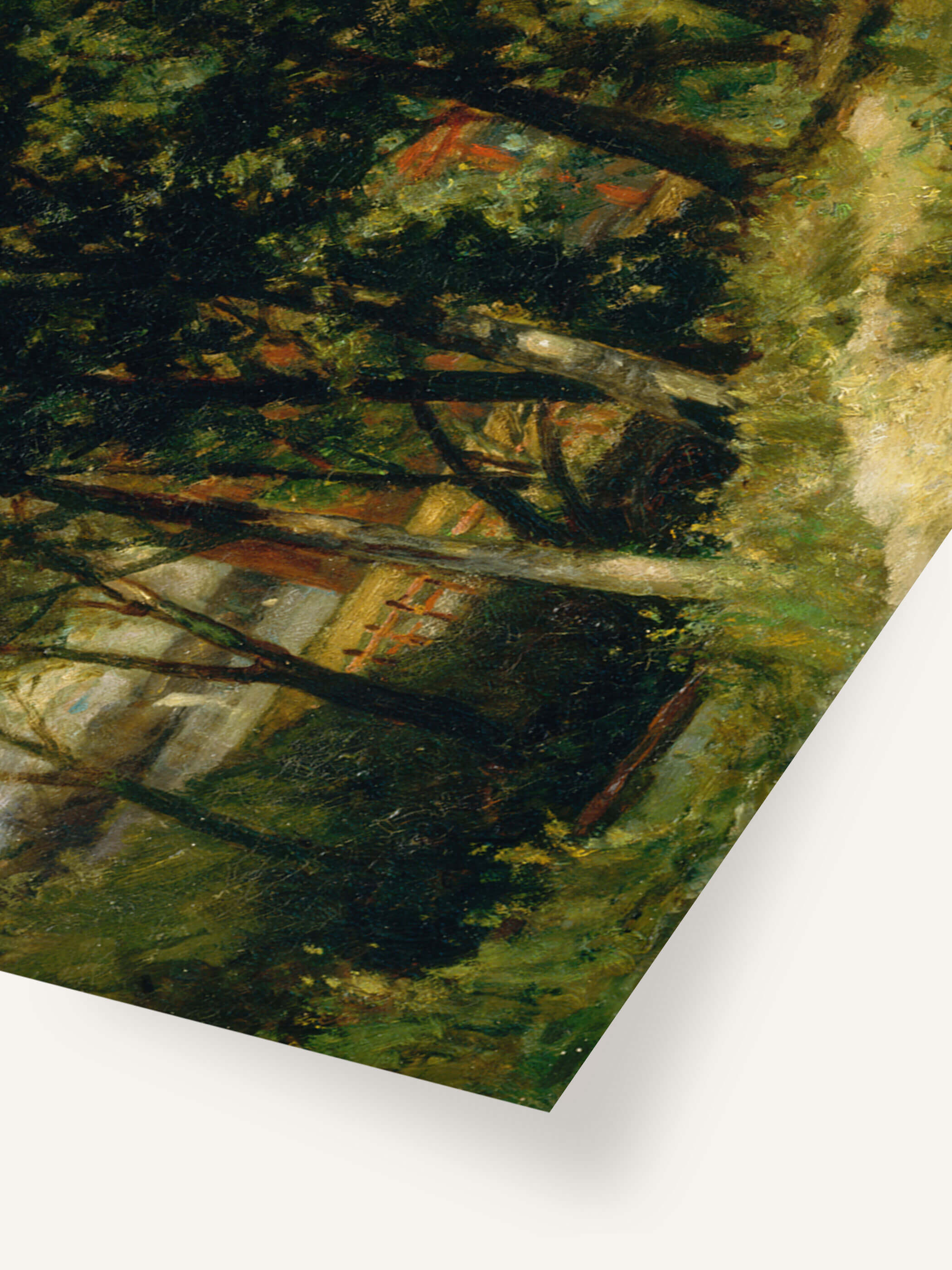Detailaufnahme eines Kunstdrucks von Edward Mitchell Bannisters Waldlandschaft (1903). Nahansicht der dichten Bäume und des Pfades, der von Sonnenlicht durchflutet wird, und eines verborgenen Gebäudes im Hintergrund. Feine Texturen der Pinselstriche sind erkennbar.