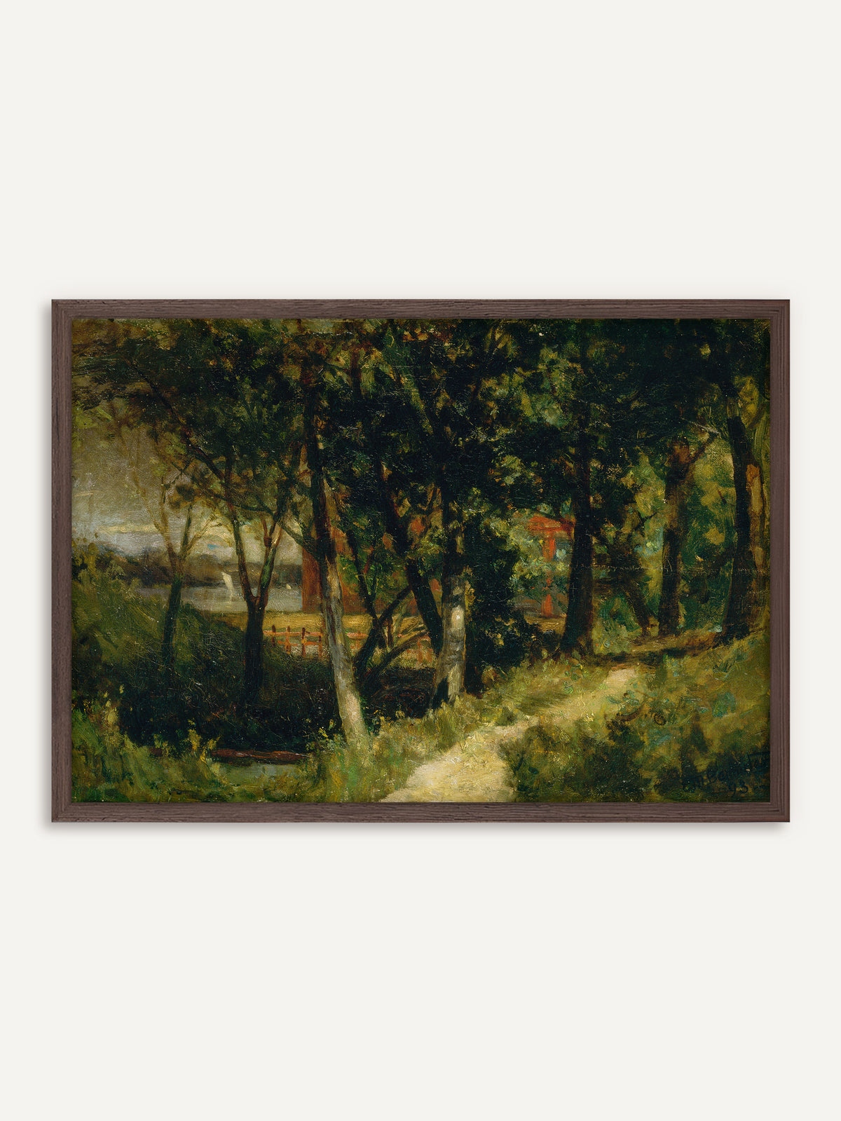 Poster, das einen sonnigen Waldweg zwischen dunklen Bäumen zeigt, hinter denen ein roter Zaun und ein heller See mit kleinen weißen Segeln liegen. Im dunklen Holzrahmen wirkt der Wald besonders moody. #Rahmen_Dunkles Holz
