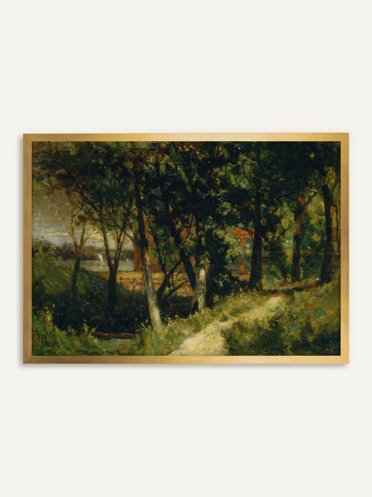 Wandbild, das einen sonnigen Waldweg zwischen dunklen Bäumen zeigt, hinter denen ein roter Zaun und ein heller See mit kleinen weißen Segeln liegen. Der goldene Rahmen greift das warme Sonnenlicht auf und wirkt antik. #Rahmen_Gold