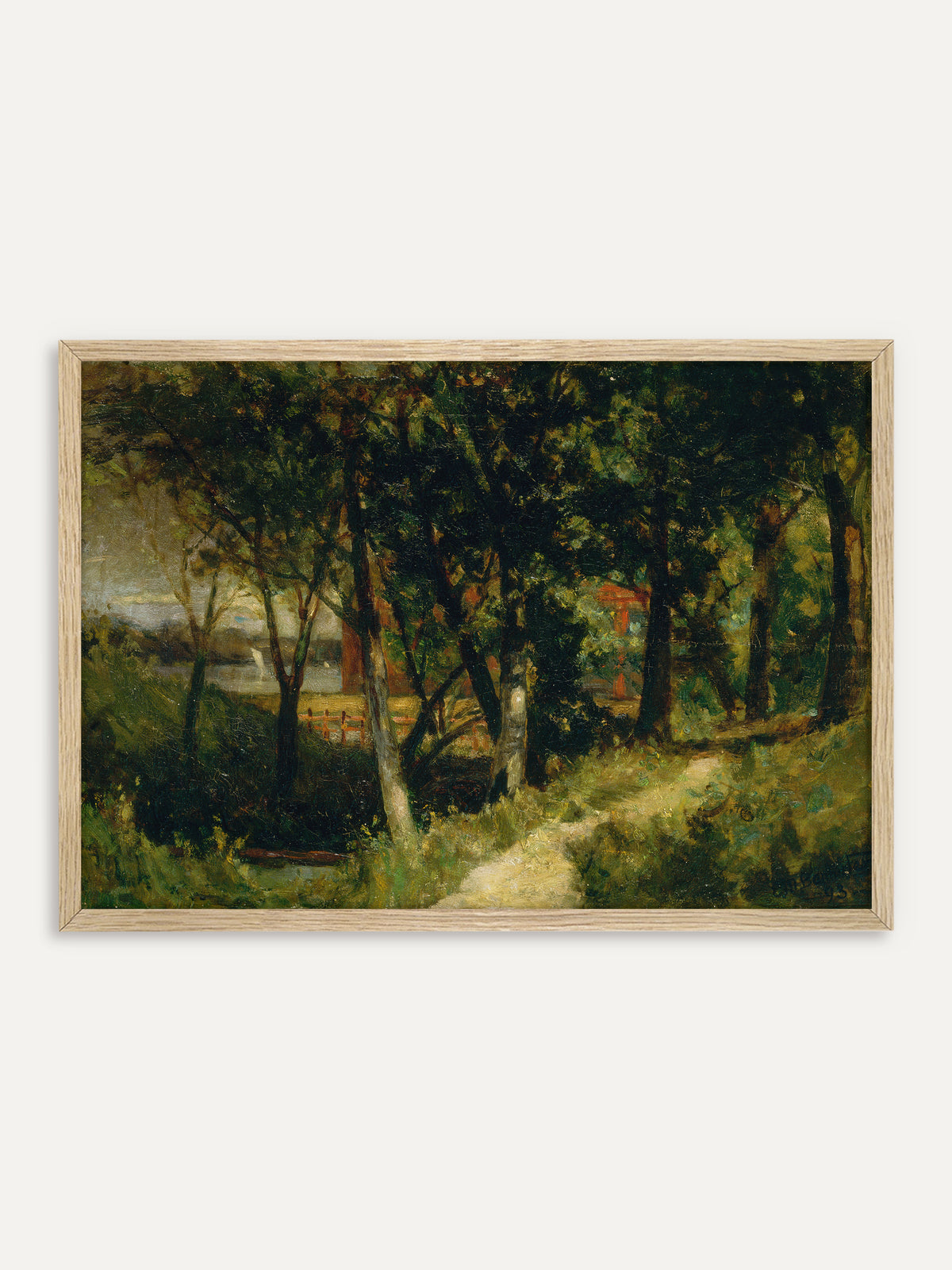 Kunstdruck, der einen sonnigen Waldweg zwischen dunklen Bäumen zeigt, hinter denen ein roter Zaun und ein heller See mit kleinen weißen Segeln liegen. Der helle Holzrahmen bringt Licht in die dunkle Vintage Waldszene. #Rahmen_Helles Holz