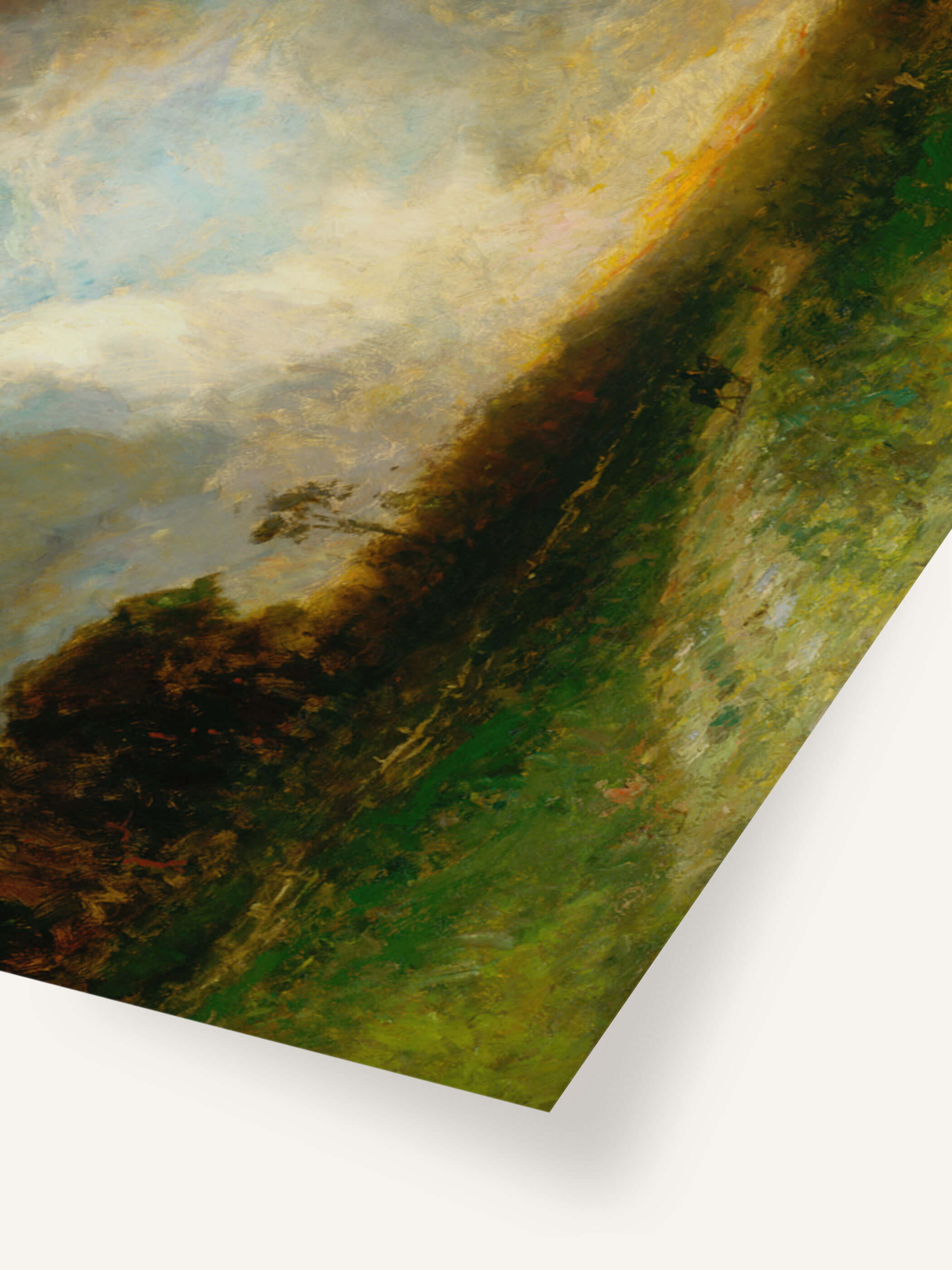 Detailaufnahme eines Kunstdrucks mit einer dramatischen Landschaft in satten Grün- und Brauntönen. Im Vordergrund sind lebhafte Grashügel zu sehen, die zu einem hellen Himmel aufsteigen, durchzogen von Wolken, die Sonnenstrahlen durchlassen.