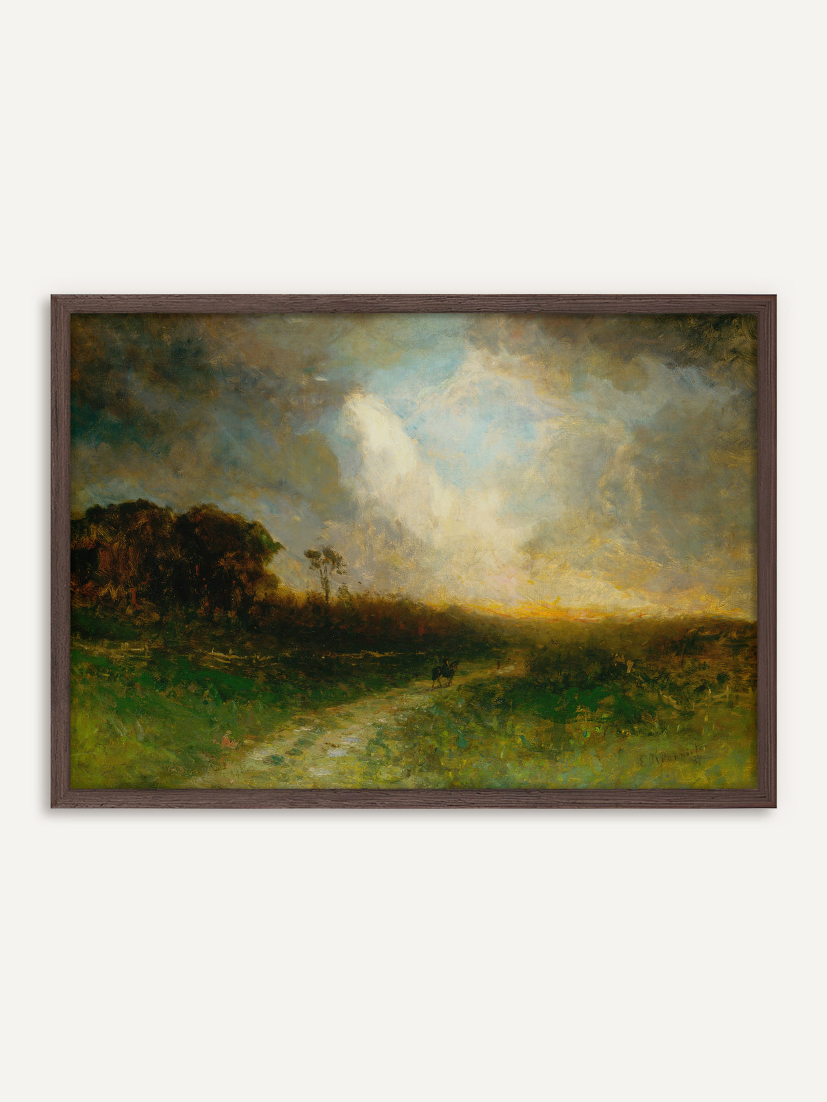 Poster, das eine weite Landschaft unter dramatischen Wolken zeigt, durch die helles Licht bricht, während ein Reiter auf einem Feldweg zum goldenen Horizont zieht. Im dunklen Holzrahmen wirkt die Landschaft schwer und moody. #Rahmen_Dunkles Holz