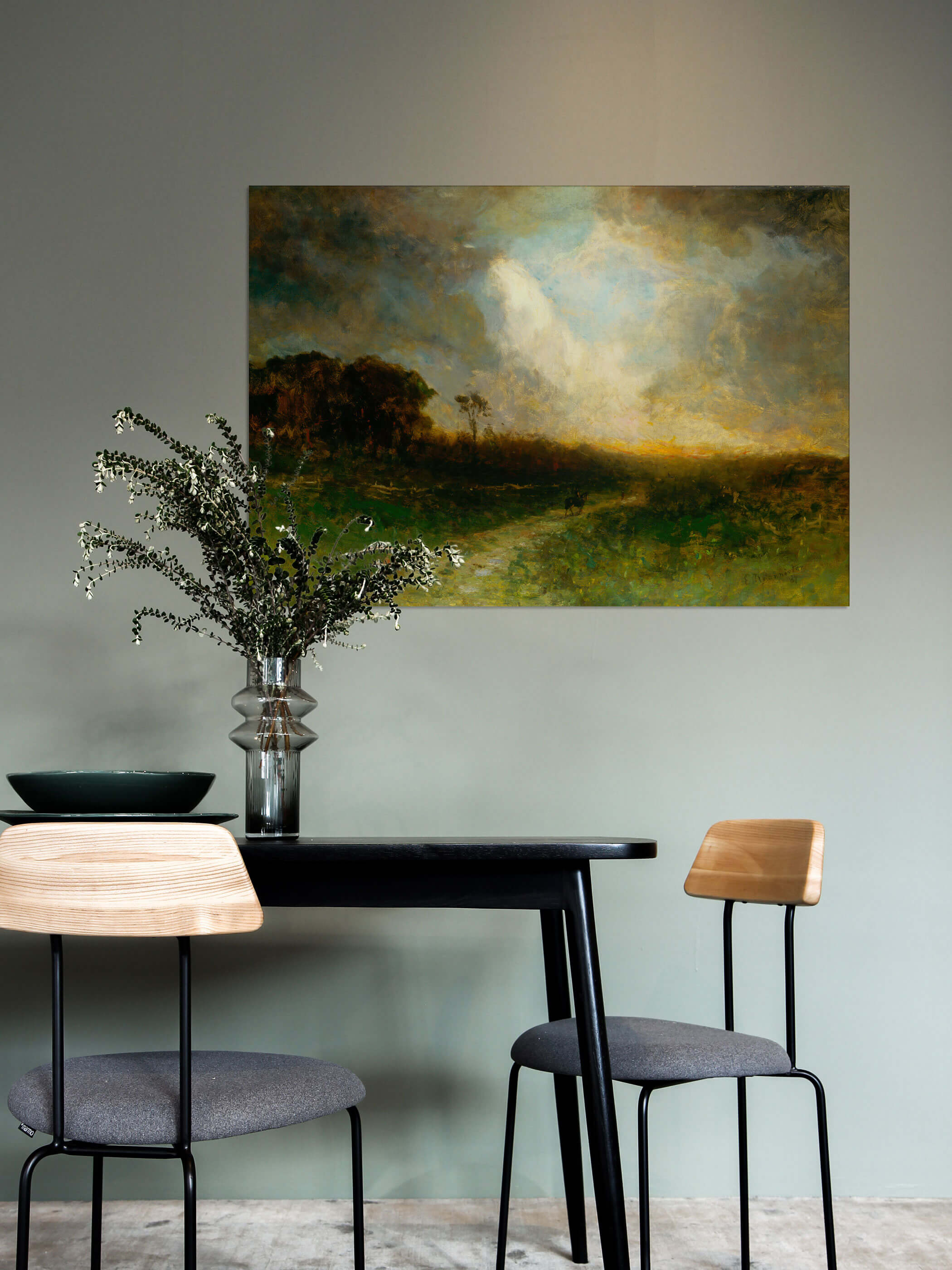 Stimmungsvoller Landschaftsdruck an der Wand eines modern eingerichteten Esszimmers mit minimalistischen Möbeln und Dekoration.