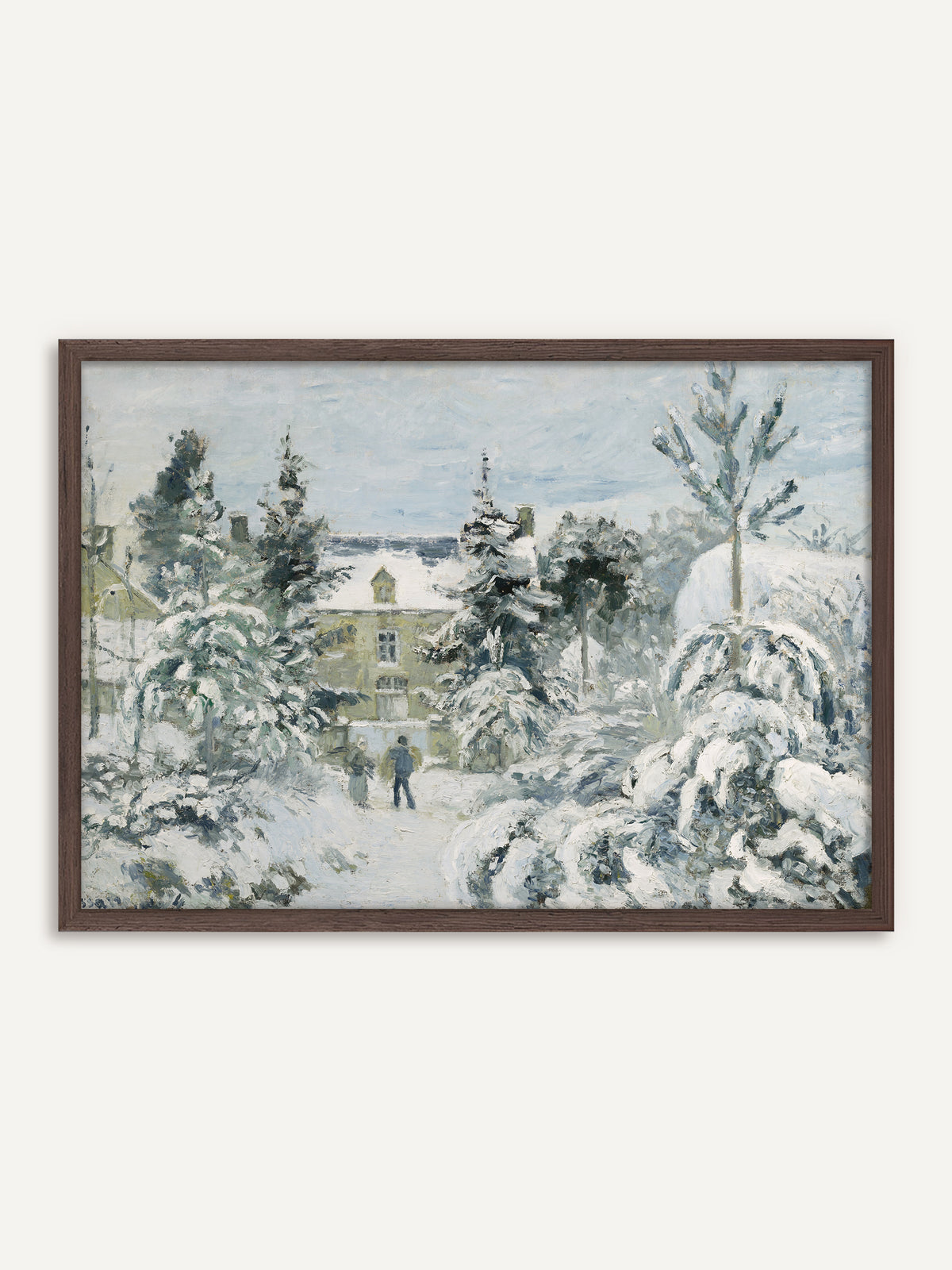 Poster, das ein Herrenhaus hinter tief verschneiten Tannen zeigt, auf dem Weg davor gehen zwei Spaziergänger durch den Schnee, gemalt in Weiß, Graugrün und zartem Blau. Der Rahmen aus dunklem Holz greift die dunklen Tannen auf und gibt dem impressionistischen Wintermotiv Tiefe. #Rahmen_Dunkles Holz