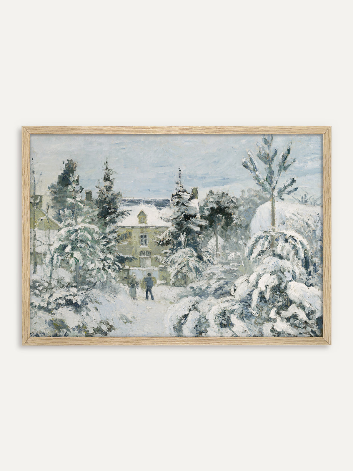 Kunstdruck, der ein Herrenhaus hinter tief verschneiten Tannen zeigt, auf dem Weg davor gehen zwei Spaziergänger durch den Schnee, gemalt in Weiß, Graugrün und zartem Blau. Im Rahmen aus hellem Holz wirkt die Winterszene frisch und licht, passend zu einer skandinavischen Einrichtung. #Rahmen_Helles Holz