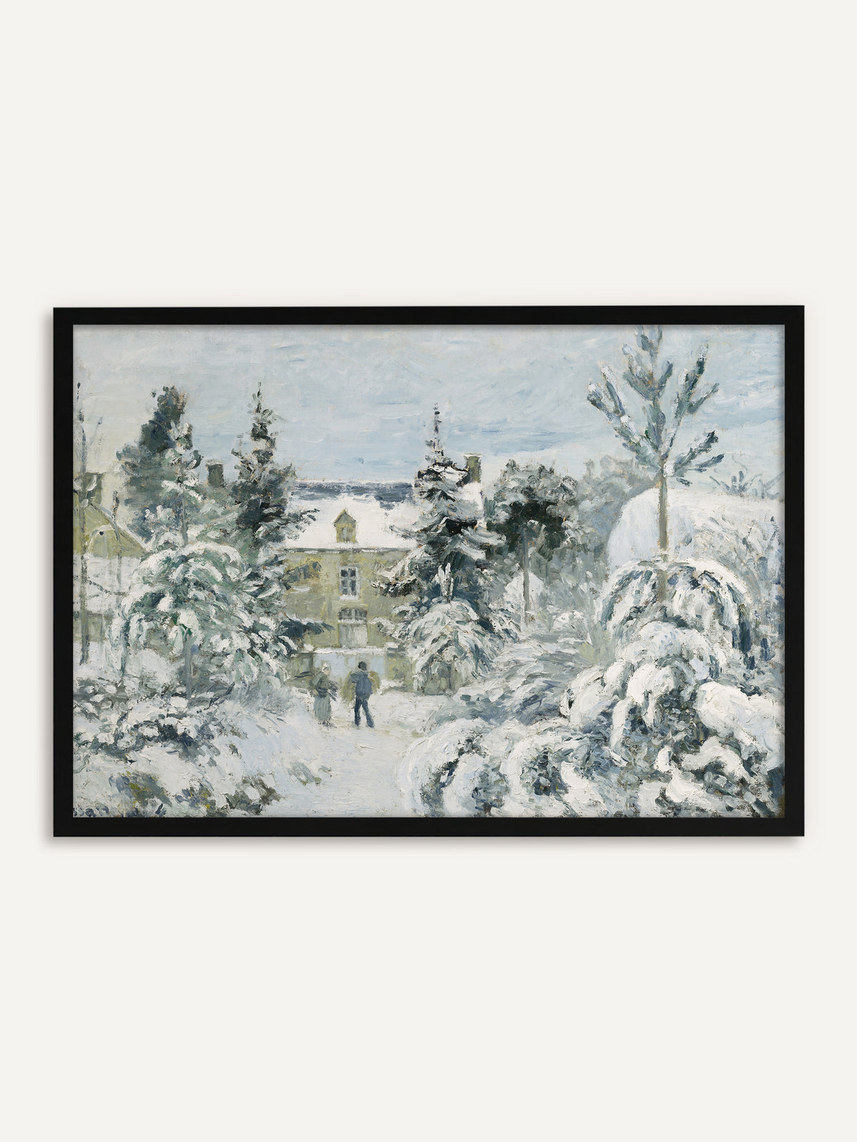 Gerahmtes Poster, das ein Herrenhaus hinter tief verschneiten Tannen zeigt, auf dem Weg davor gehen zwei Spaziergänger durch den Schnee, gemalt in Weiß, Graugrün und zartem Blau. Mit schwarzem Rahmen wird die Vintage-Winterlandschaft klar gefasst und wirkt ruhig und elegant. #Rahmen_Schwarz
