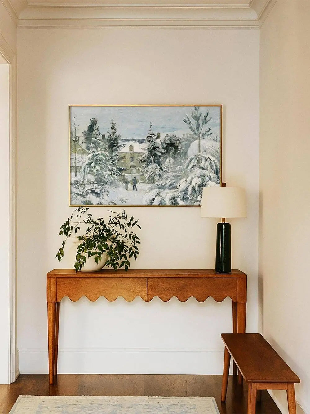 Im Flur hängt ein Winterlandschaft Kunstdruck mit schneebedeckten Bäumen und Haus, das Wandbild bringt einen Hauch von Vintage-Romantik in den hellen Eingangsbereich.