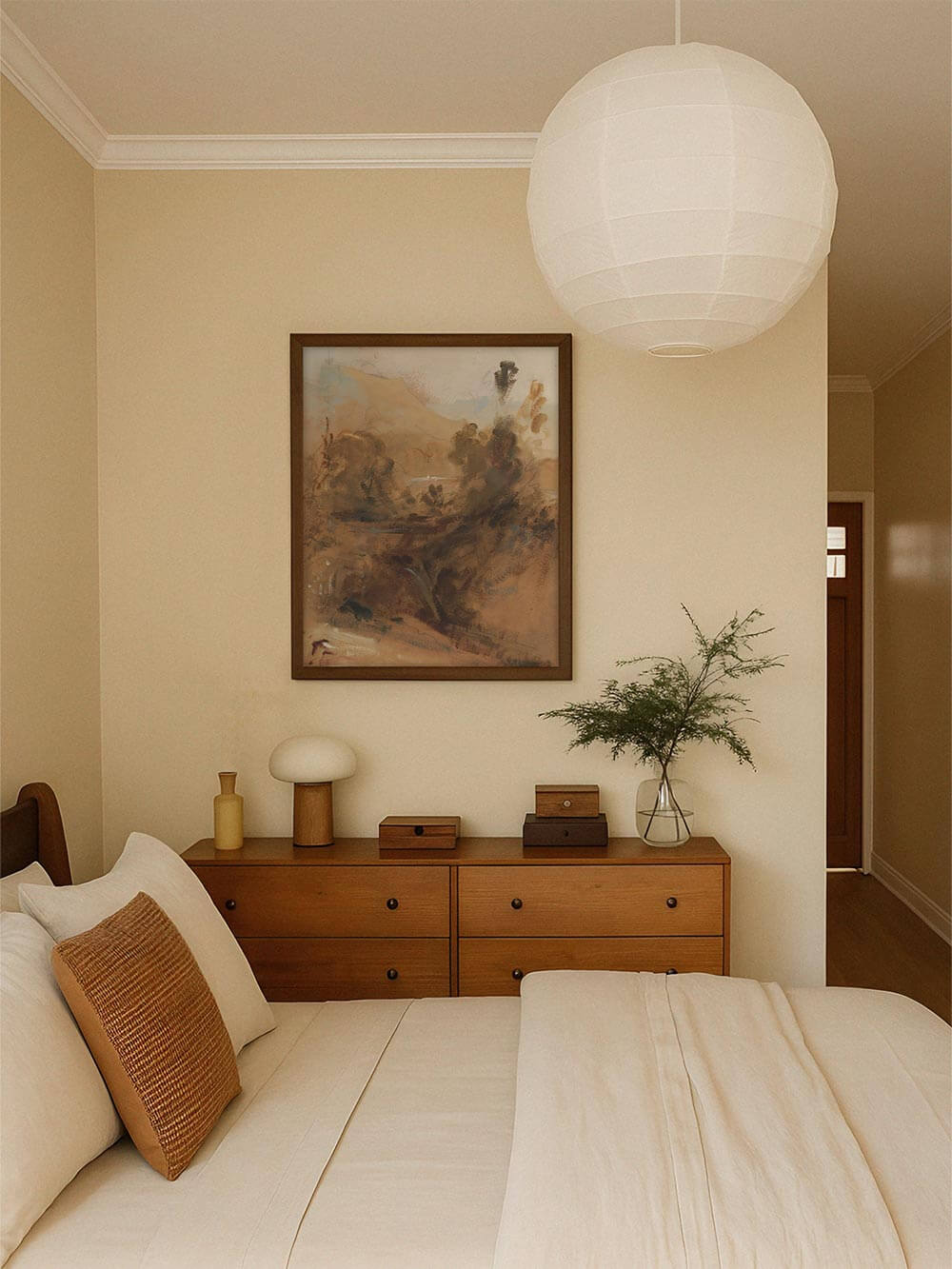 Abstrakter Landschafts-Kunstdruck hängt über einem Bett in einem ruhigen Schlafzimmer mit warmem Licht und natürlichen Textilien. Die erdigen Farben und sanften Formen unterstützen eine entspannte Atmosphäre und eignen sich ideal als Wandbild für Rückzugsorte.