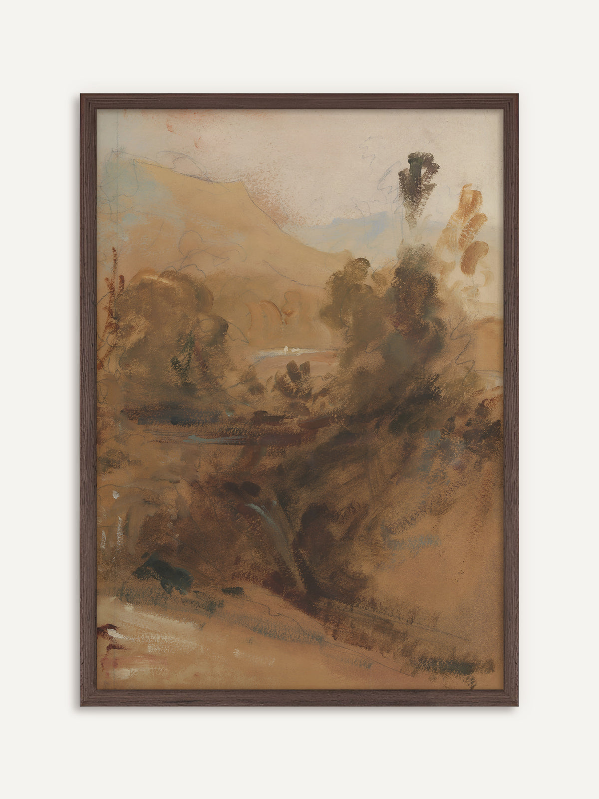Poster, das eine skizzenhafte Landschaft in warmen Braun-, Ocker- und Beigetönen mit Bäumen, einem fernen Berghang und einem hellen Flusslauf im Tal zeigt. Der Rahmen aus dunklem Holz vertieft die Brauntöne und gibt dem Motiv eine moody Note. #Rahmen_Dunkles Holz