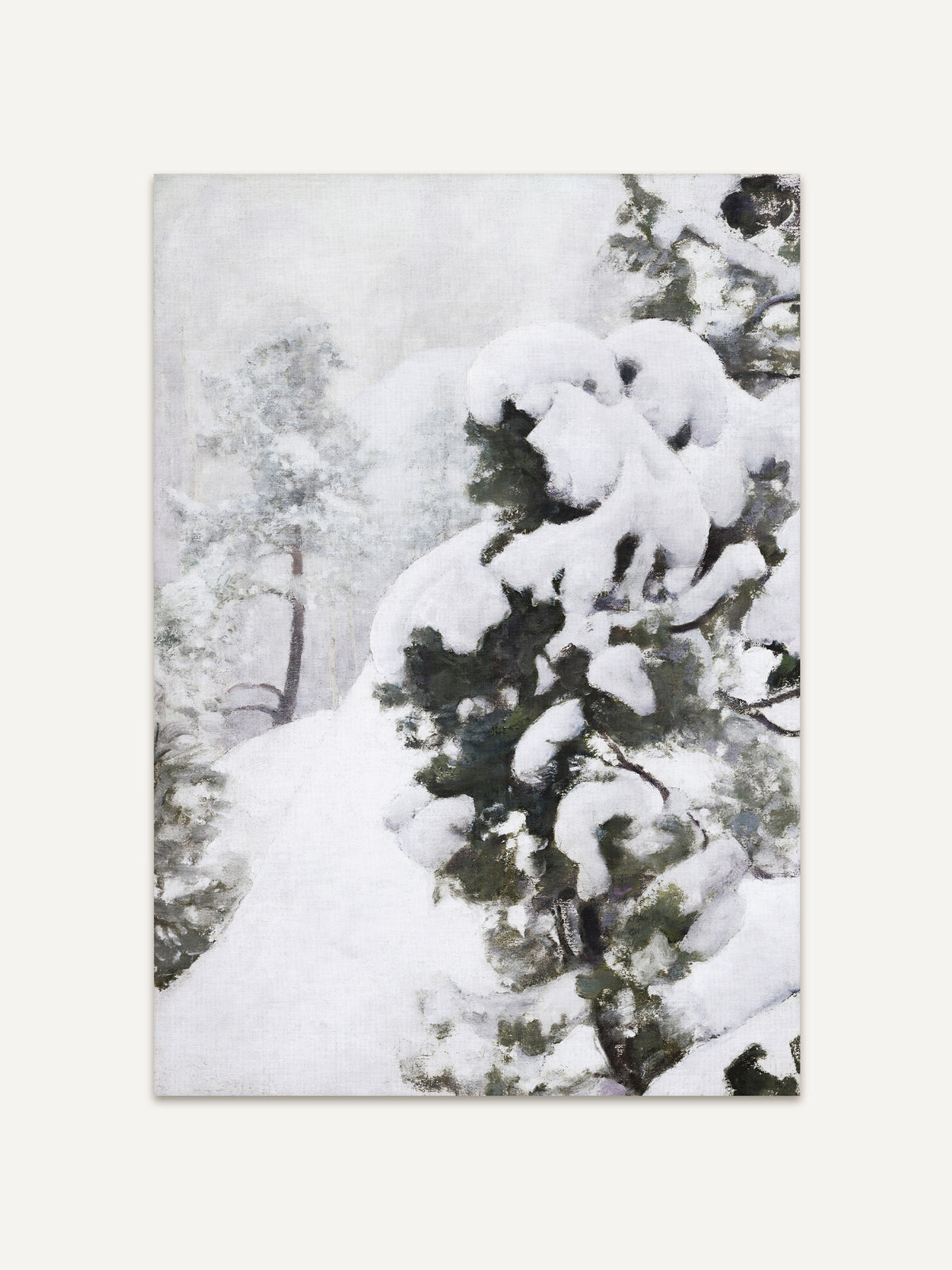 Kunstdruck einer verschneiten Kiefer, deren dunkelgrüne Äste unter dicken Schneepolstern liegen, daneben ein schmaler Weg im Schneetreiben. Das ruhige Wabi Sabi Wandbild in Weiß, Grau und Grün bringt winterliche Stille an die Wand. #Rahmen_Ohne Rahmen
